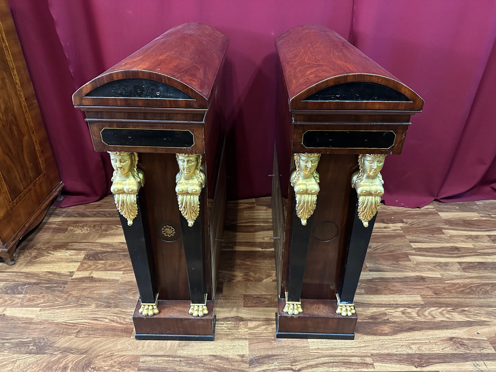 ORIGINALE SEITENTEILE EINES EMPIRE SOFA UM 1800 MAHAGONI FURNIERT