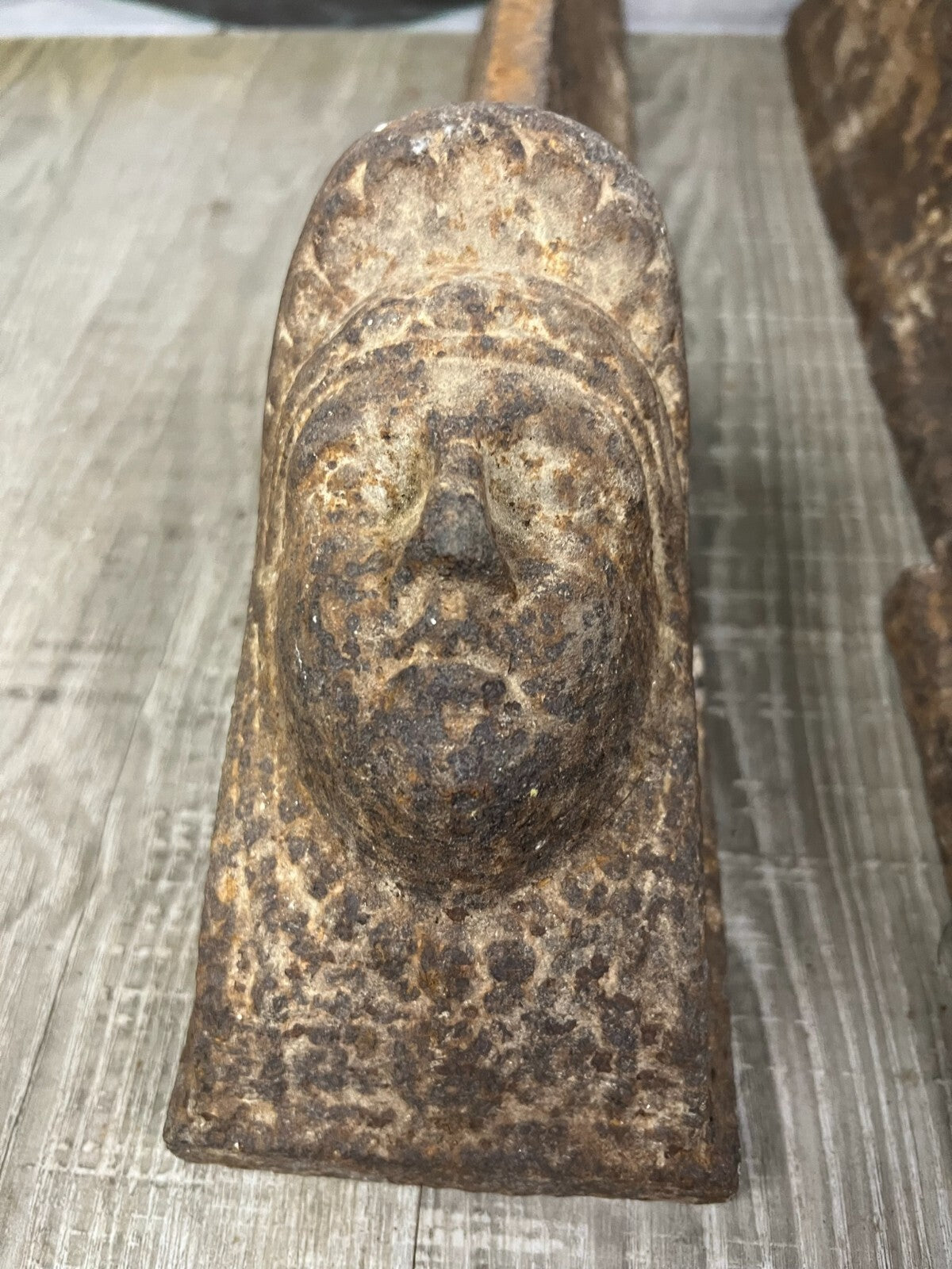 Antike Kaminböcke aus Eisen um 1880 Historismus Griechische Göttinnen