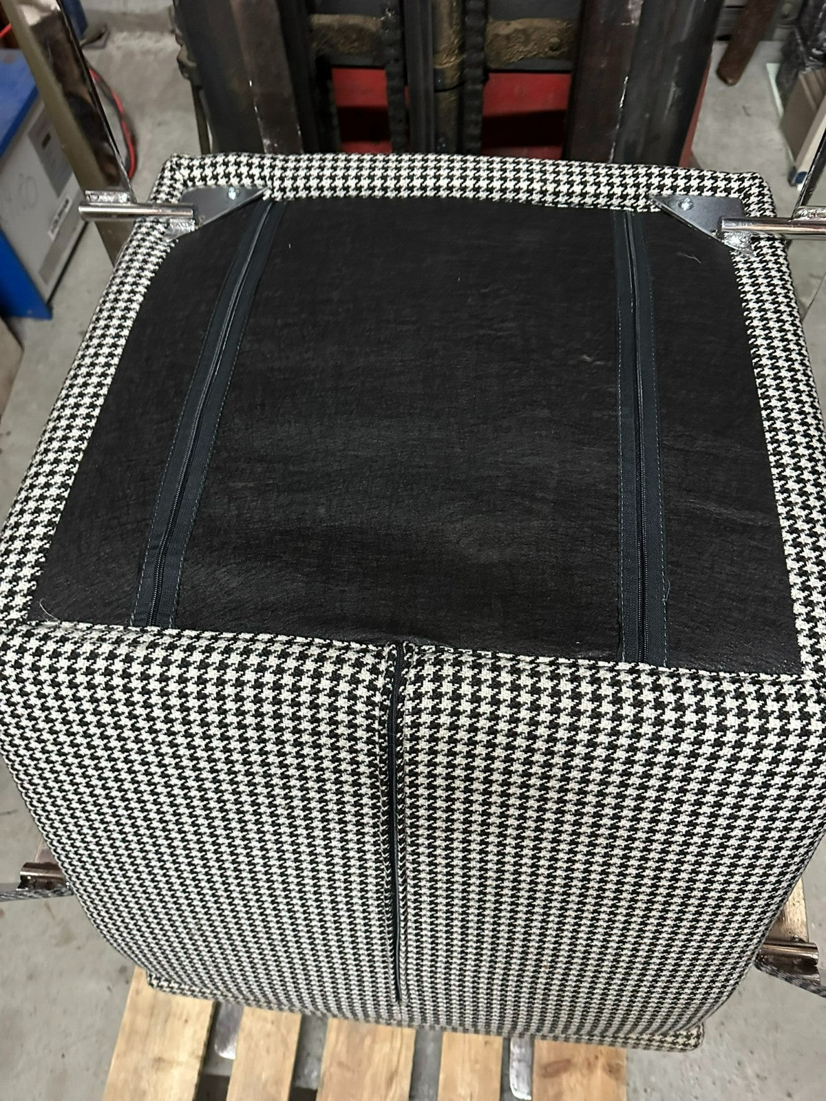 Paar Vintage Sessel Choina Stoff 6 Classy Black schwarz weiss Metall Gestell