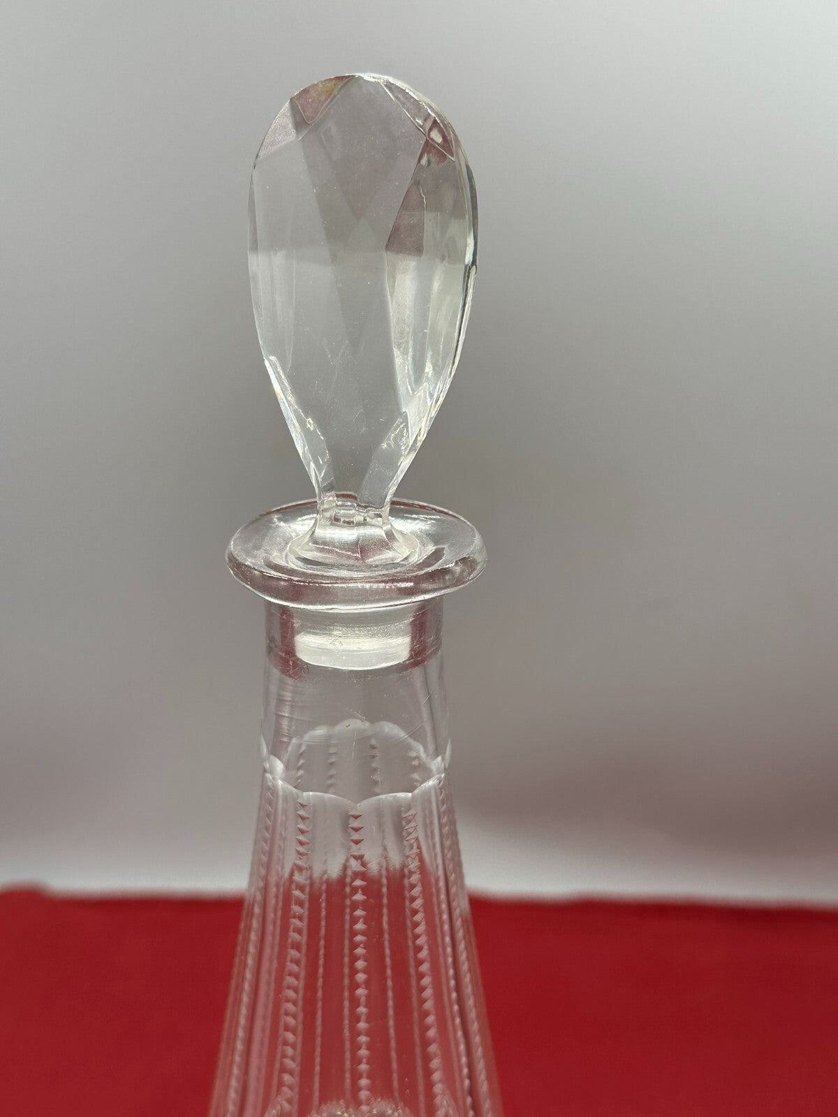 Vintage Karaffe 40cm Flasche mit Stöpsel Glas Schleifdekor Versilberte Plakette