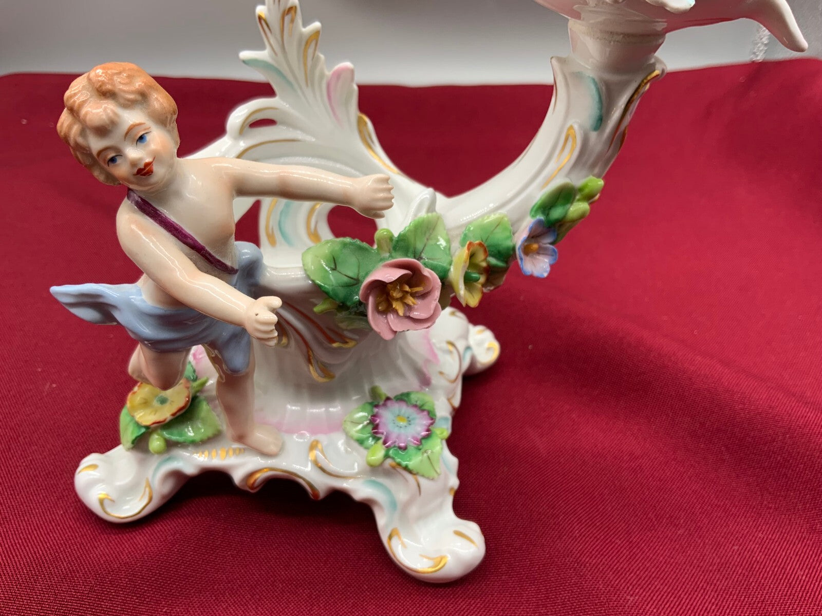 Paar Rokoko Stil Kerzenleuchter aus Porzellan mit Amoretten Sitzendorf