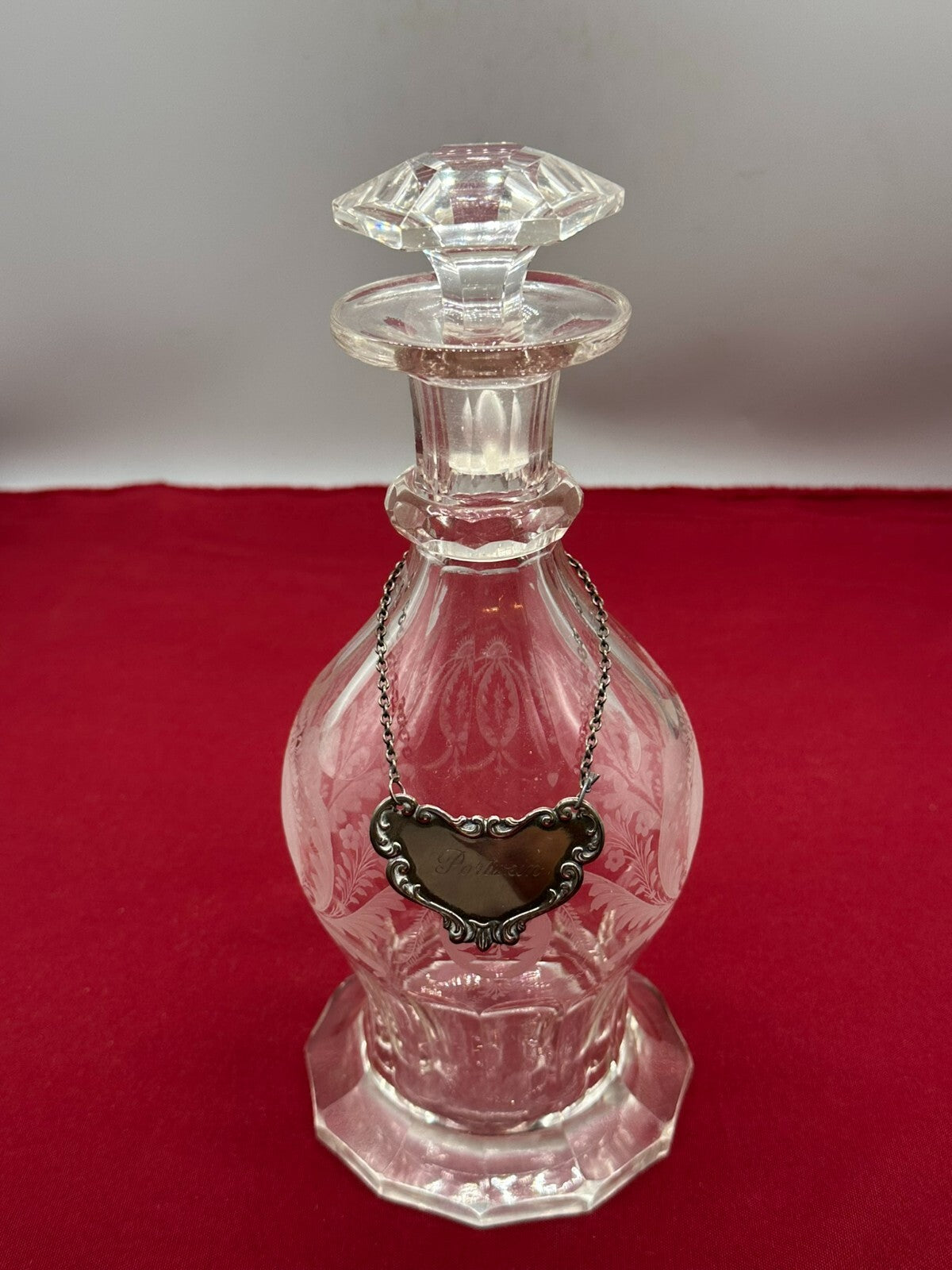 VINTAGE KARAFFE FLASCHE MIT STÖPSEL GLAS ÄTZDEKOR VERSILBERTE PLAKETTE