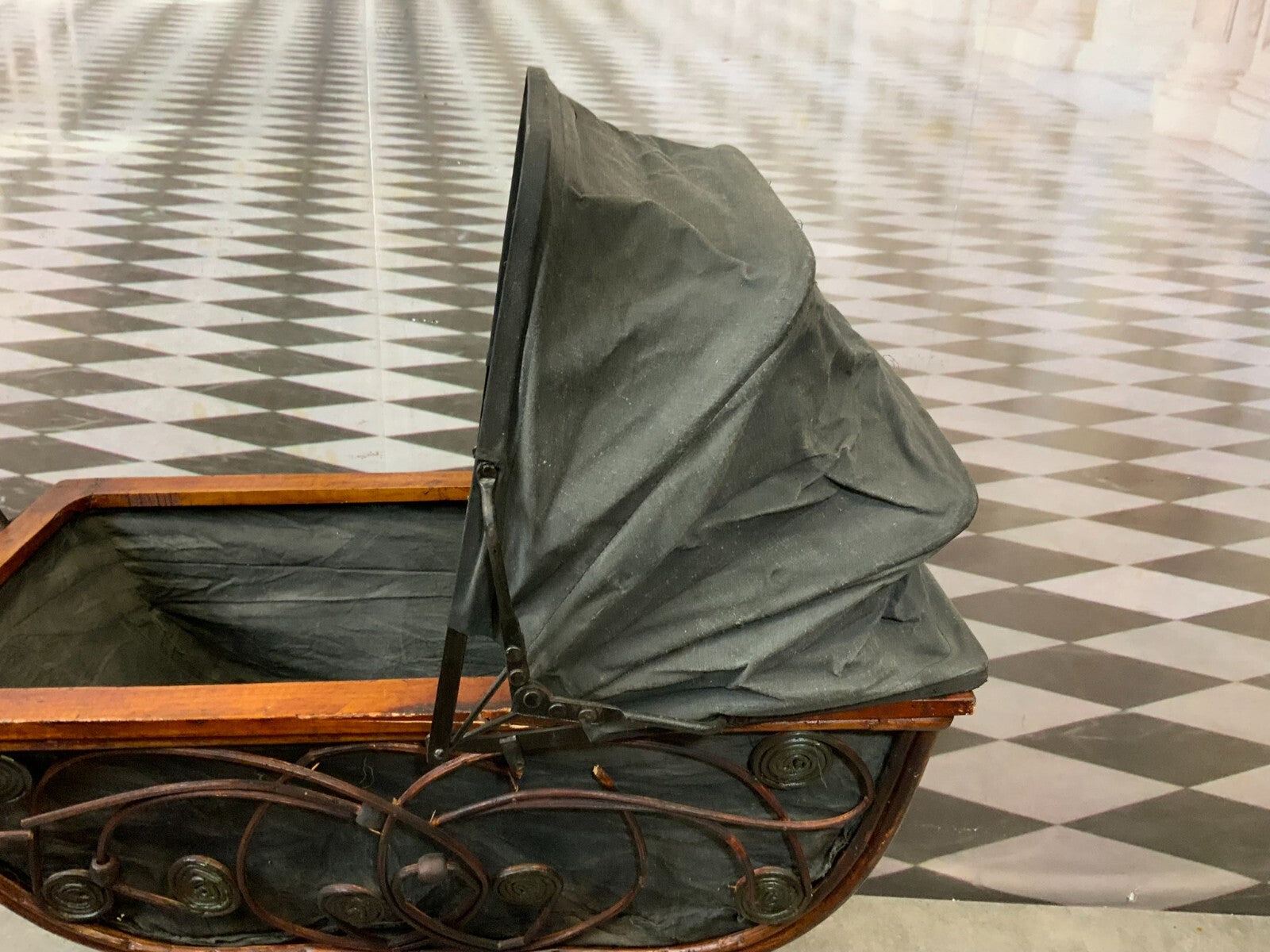 Antiker Puppenwagen Holz Rattan und Textil