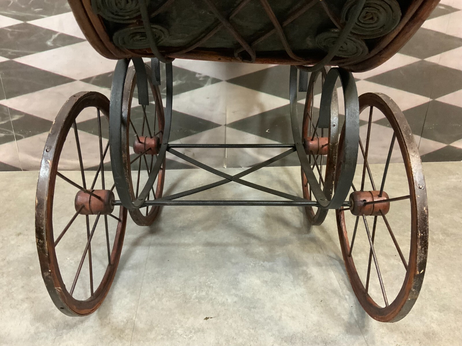 Antiker Puppenwagen Holz Rattan und Textil