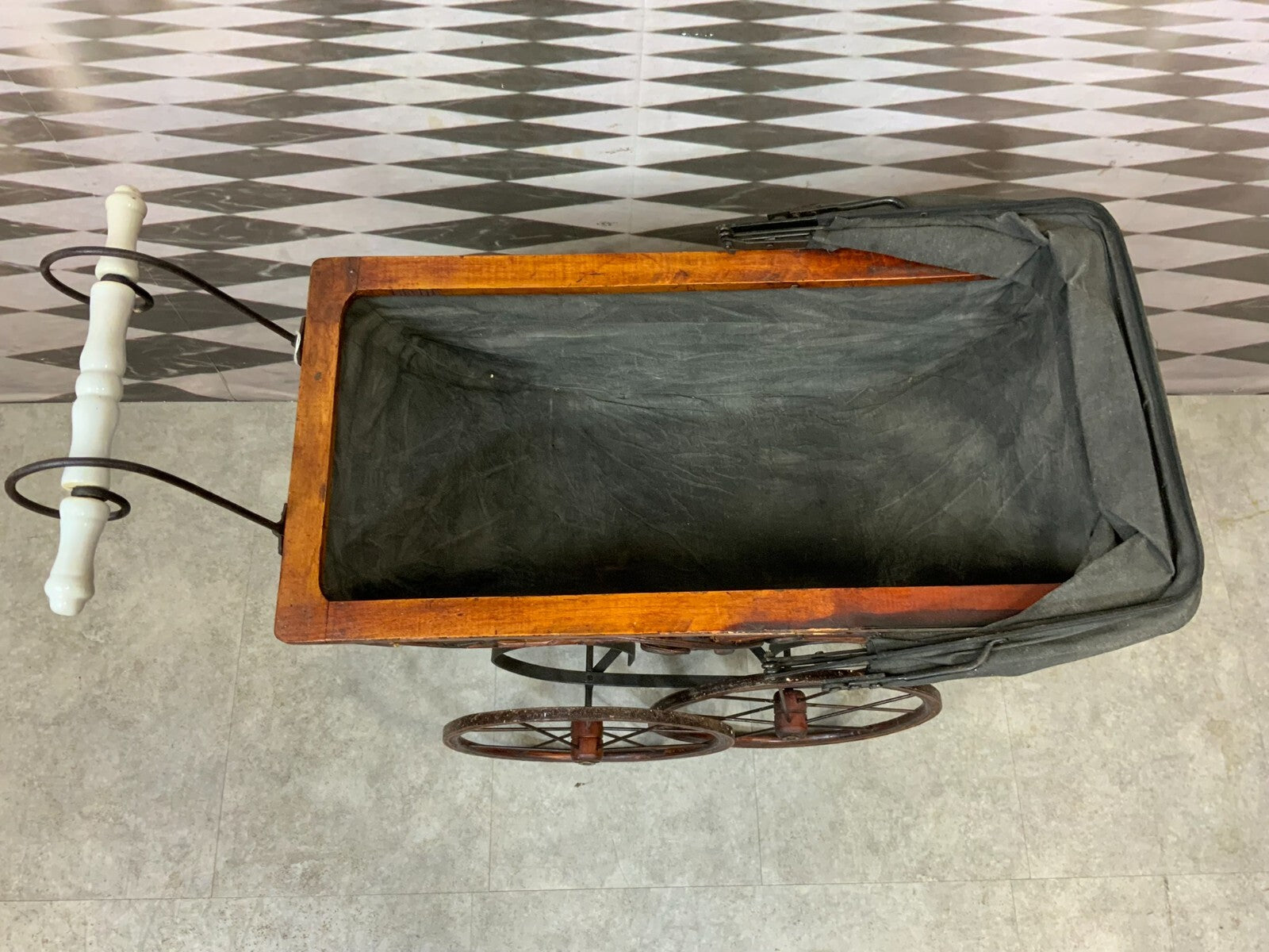 Antiker Puppenwagen Holz Rattan und Textil