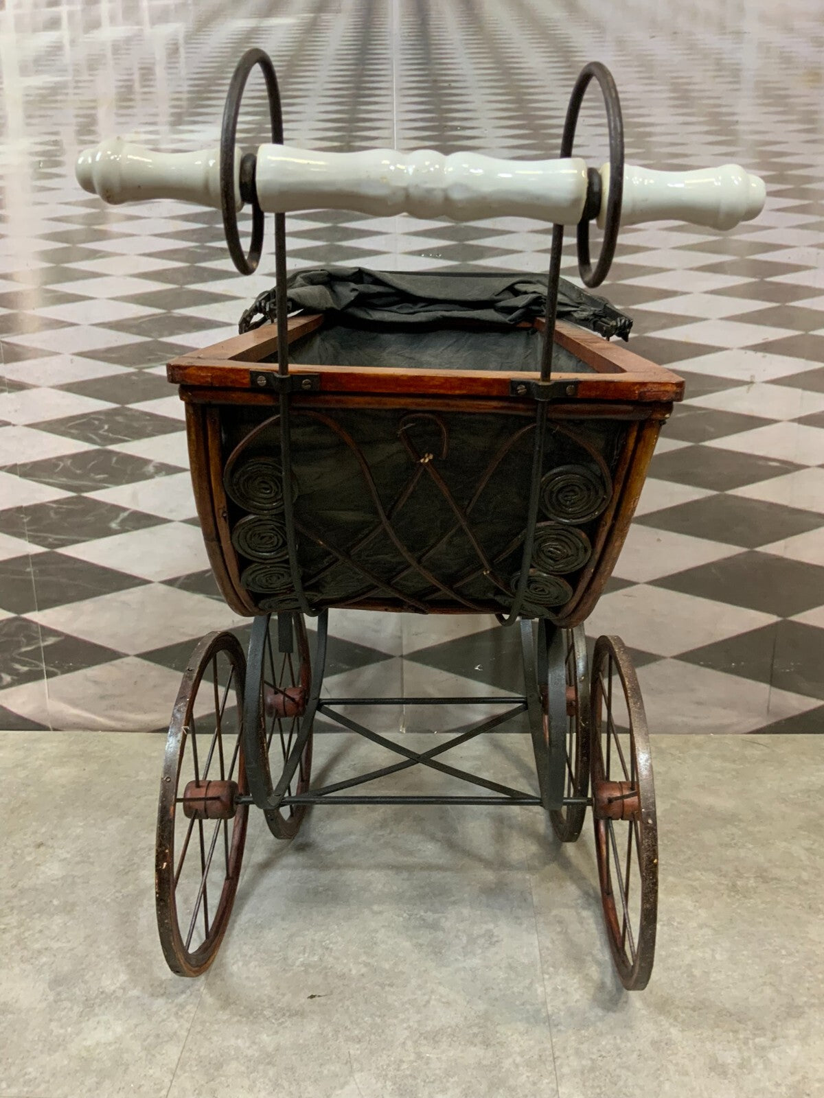 Antiker Puppenwagen Holz Rattan und Textil