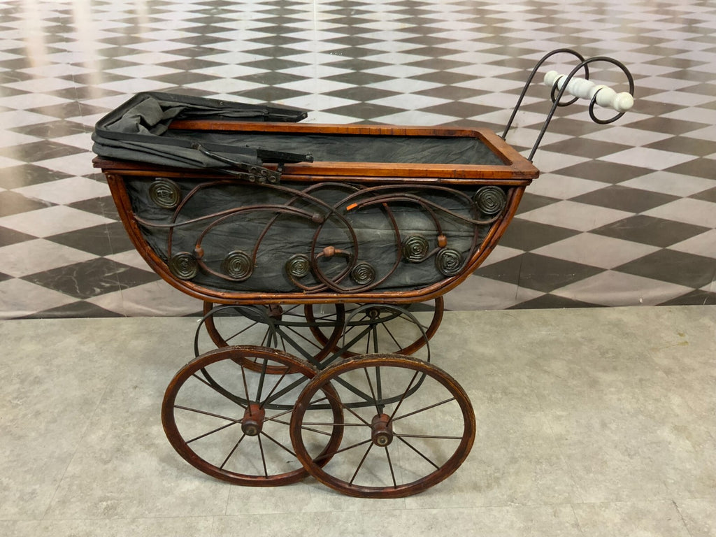 Antiker Puppenwagen Holz Rattan und Textil