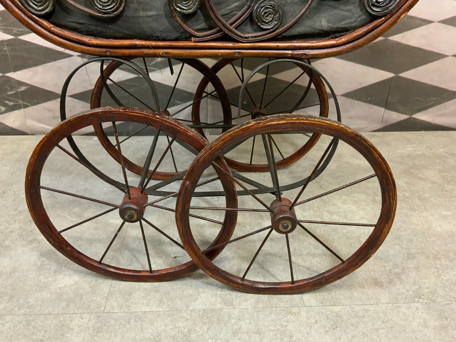 Antiker Puppenwagen Holz Rattan und Textil