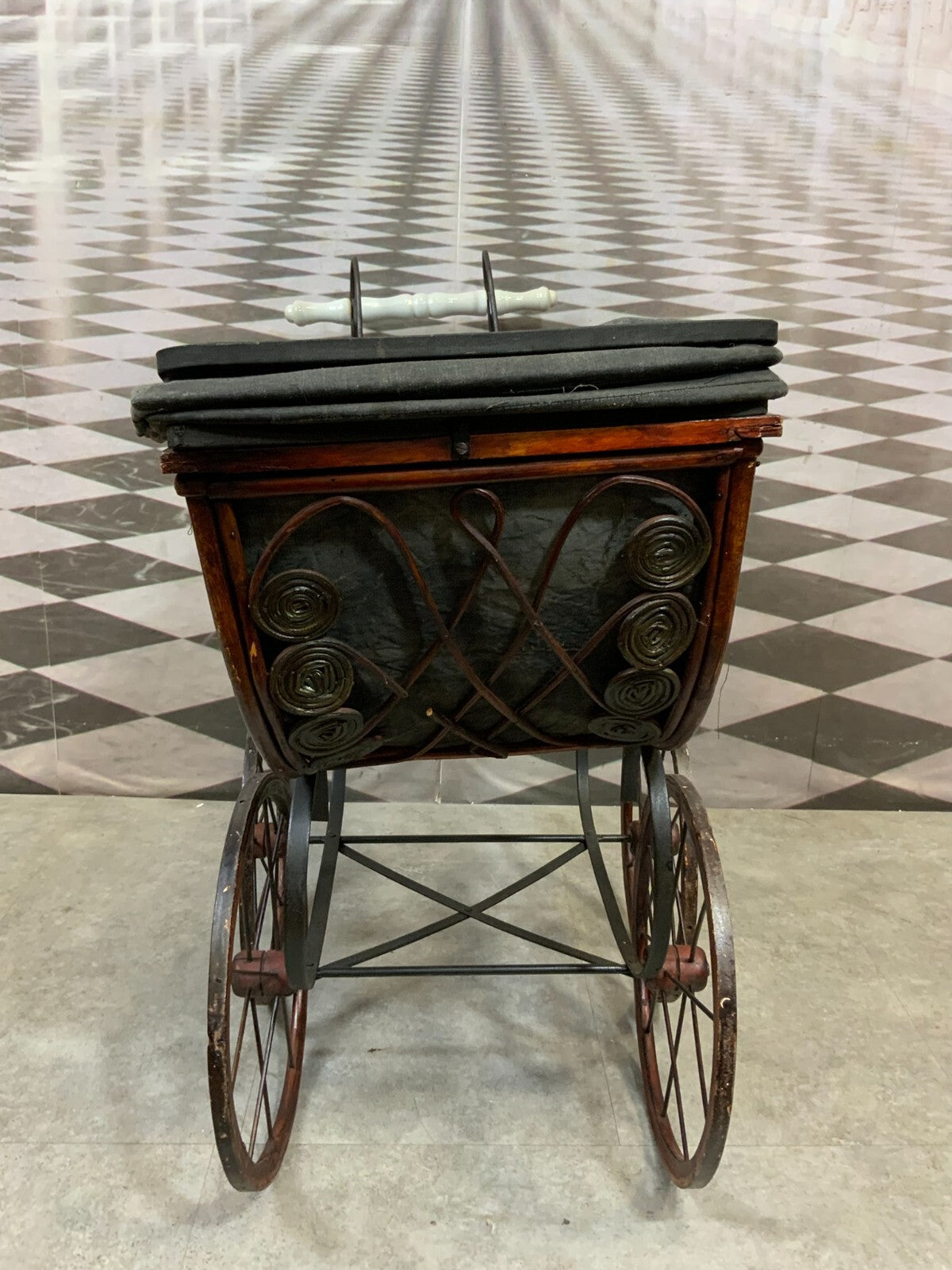 Antiker Puppenwagen Holz Rattan und Textil