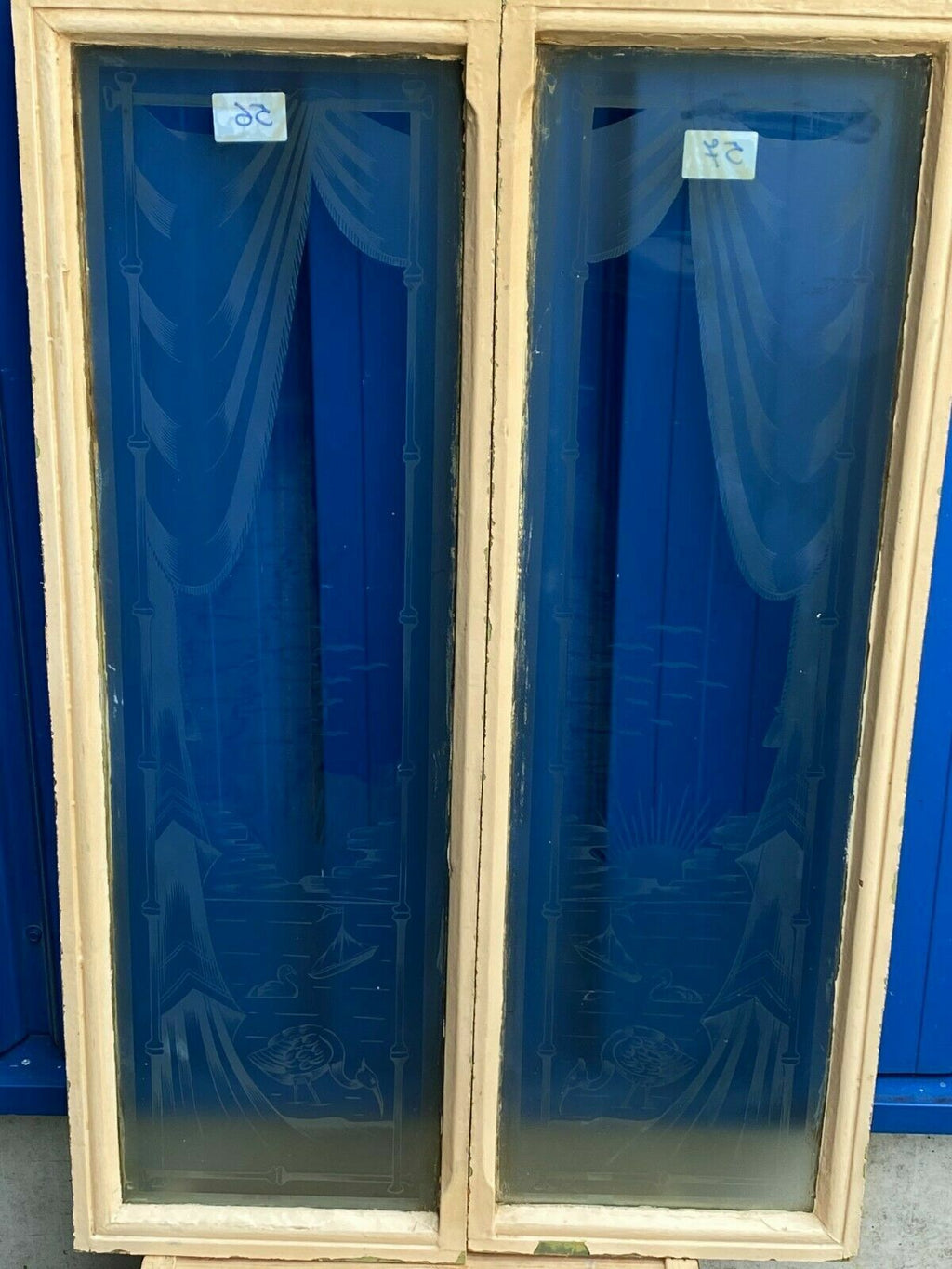2x ANTIKE GLASSCHEIBE GLAS FENSTER ORIGINAL UM 1900 JUGENDSTIL VÖGEL GIRLANDEN