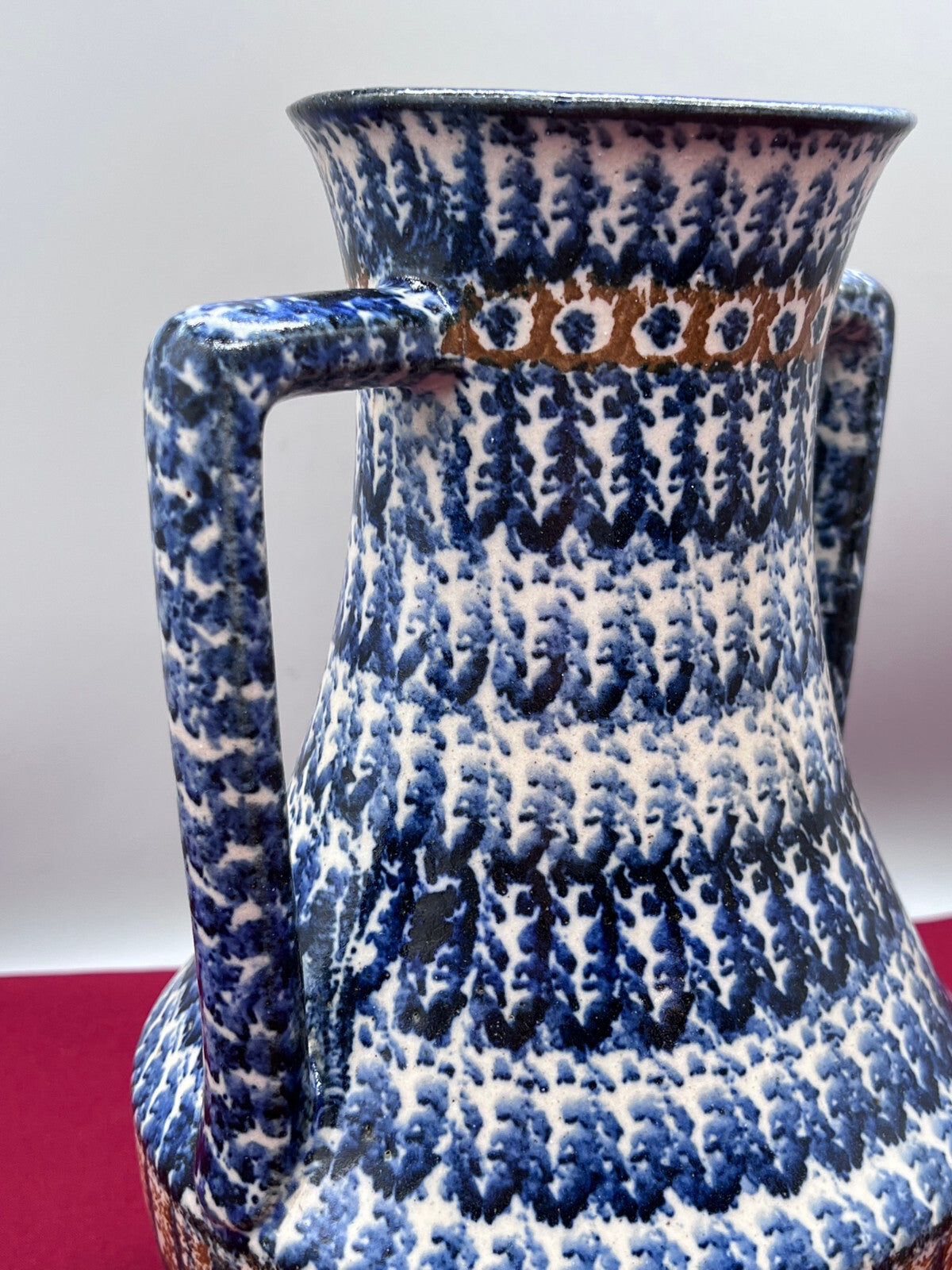 Antike Kanne aus Keramik Majolika Weis blau braun Glasur