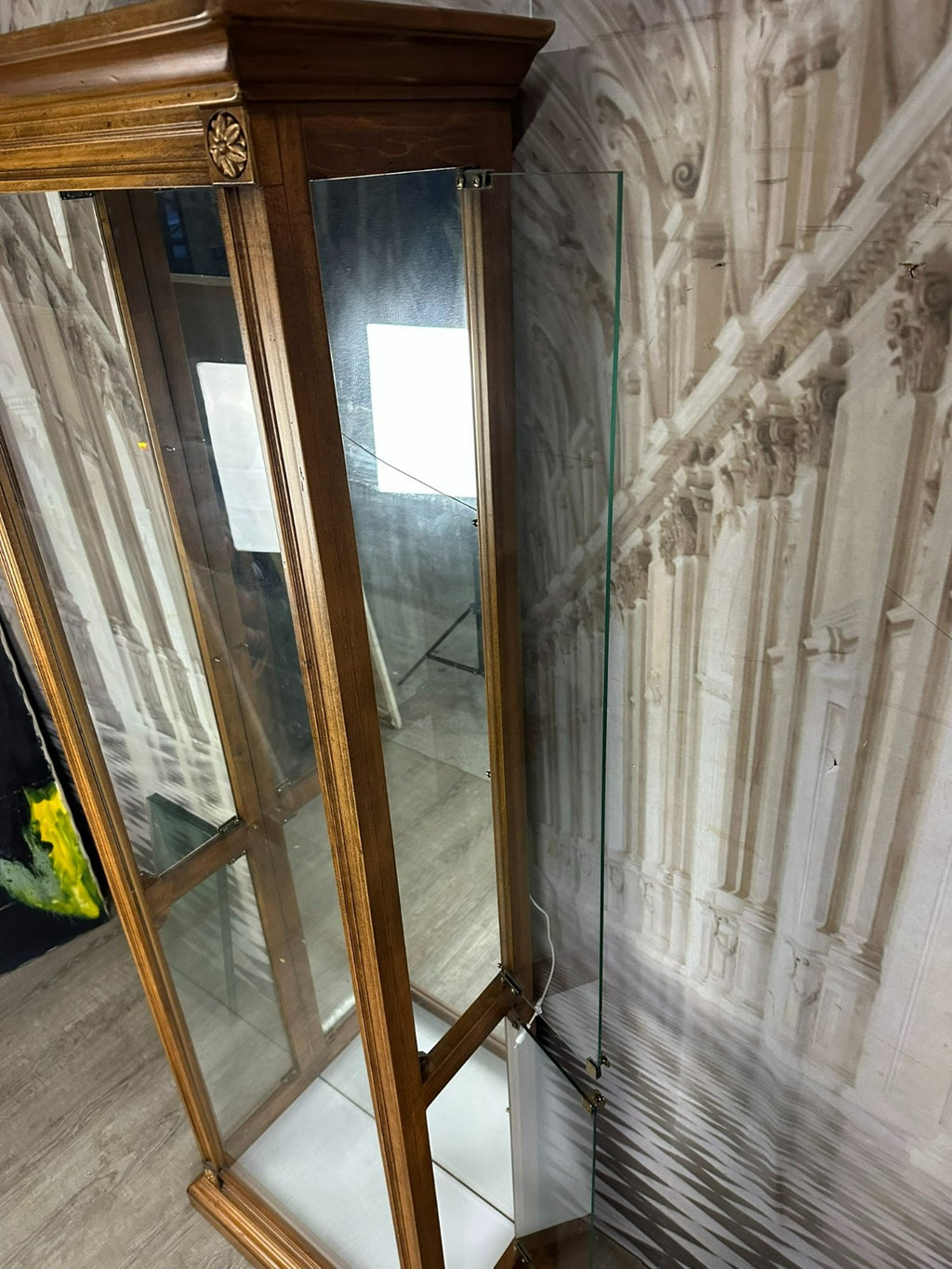 Hohe Vintage Vitrine Louis Seize Stil Holz und Glas Seitenlader