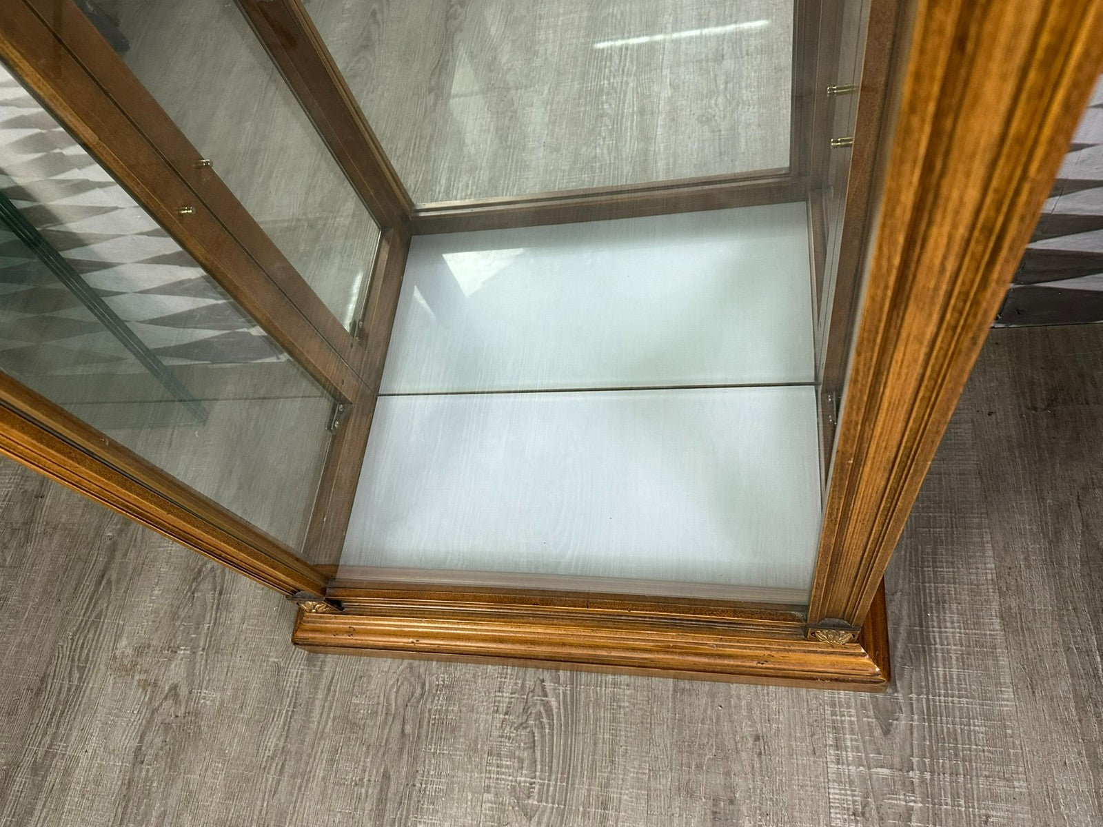 Hohe Vintage Vitrine Louis Seize Stil Holz und Glas Seitenlader