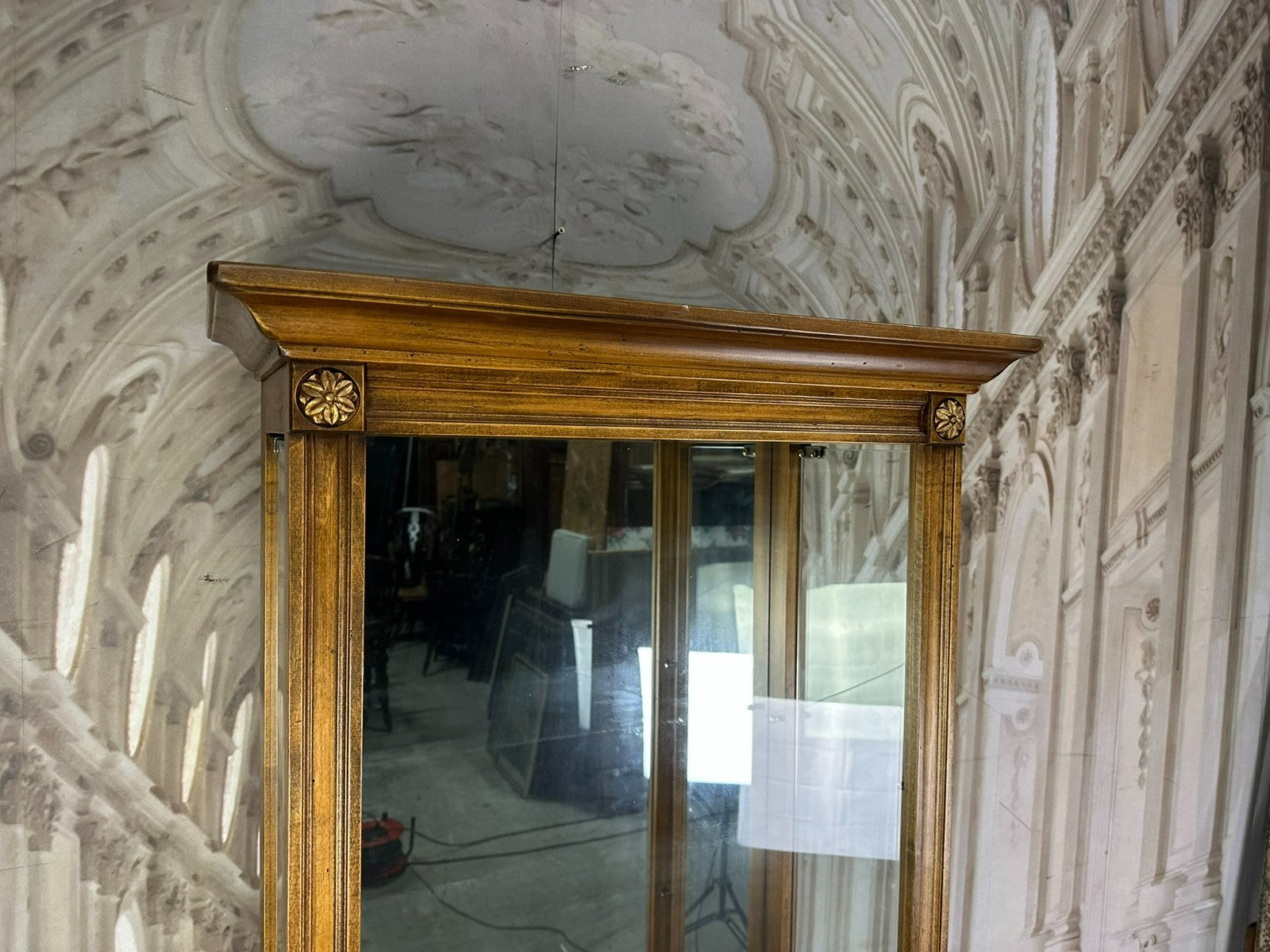 Hohe Vintage Vitrine Louis Seize Stil Holz und Glas Seitenlader