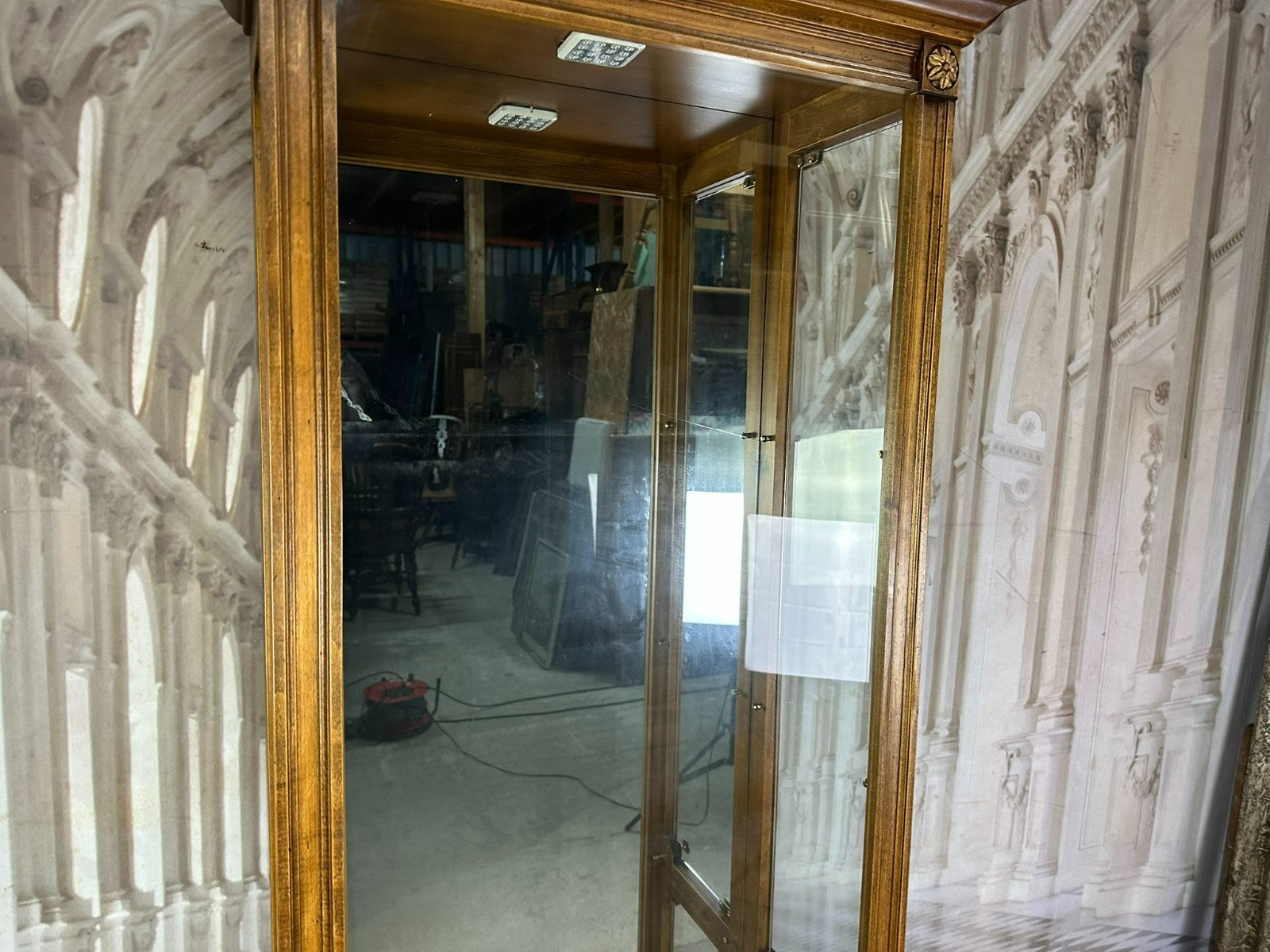 Hohe Vintage Vitrine Louis Seize Stil Holz und Glas Seitenlader