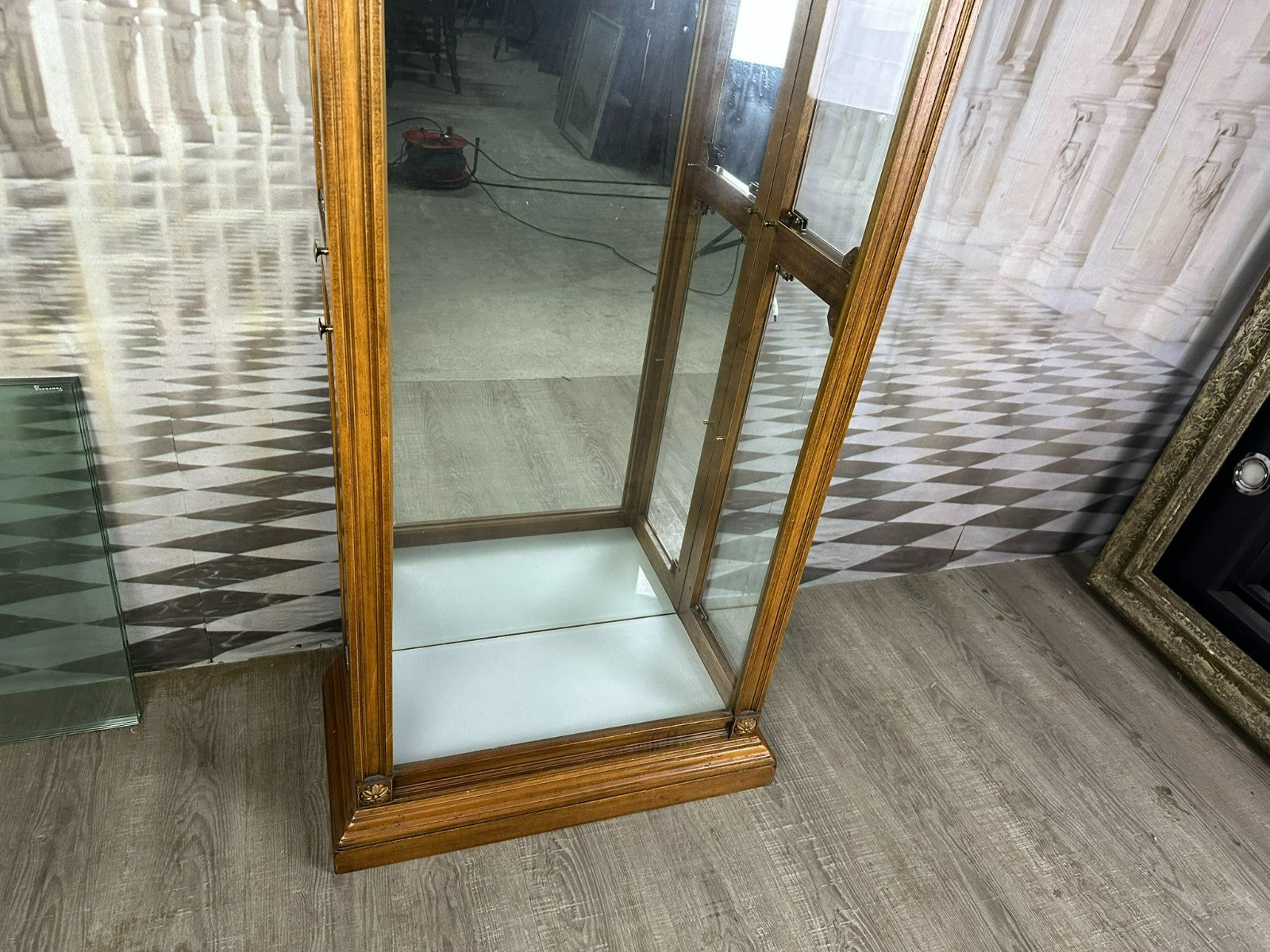 Hohe Vintage Vitrine Louis Seize Stil Holz und Glas Seitenlader
