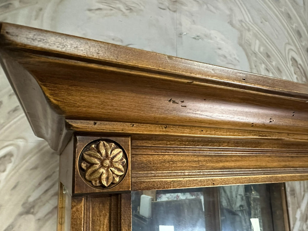 Hohe Vintage Vitrine Louis Seize Stil Holz und Glas Seitenlader