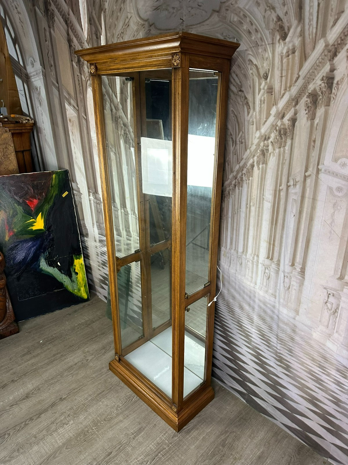 Hohe Vintage Vitrine Louis Seize Stil Holz und Glas Seitenlader