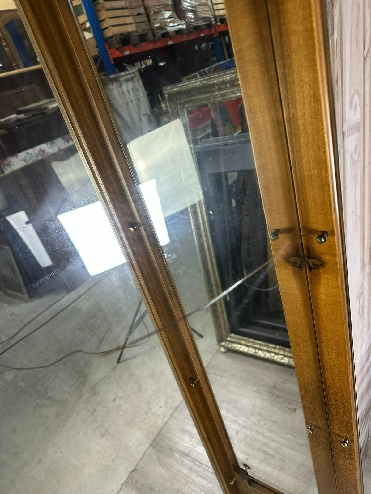 Hohe Vintage Vitrine Louis Seize Stil Holz und Glas Seitenlader