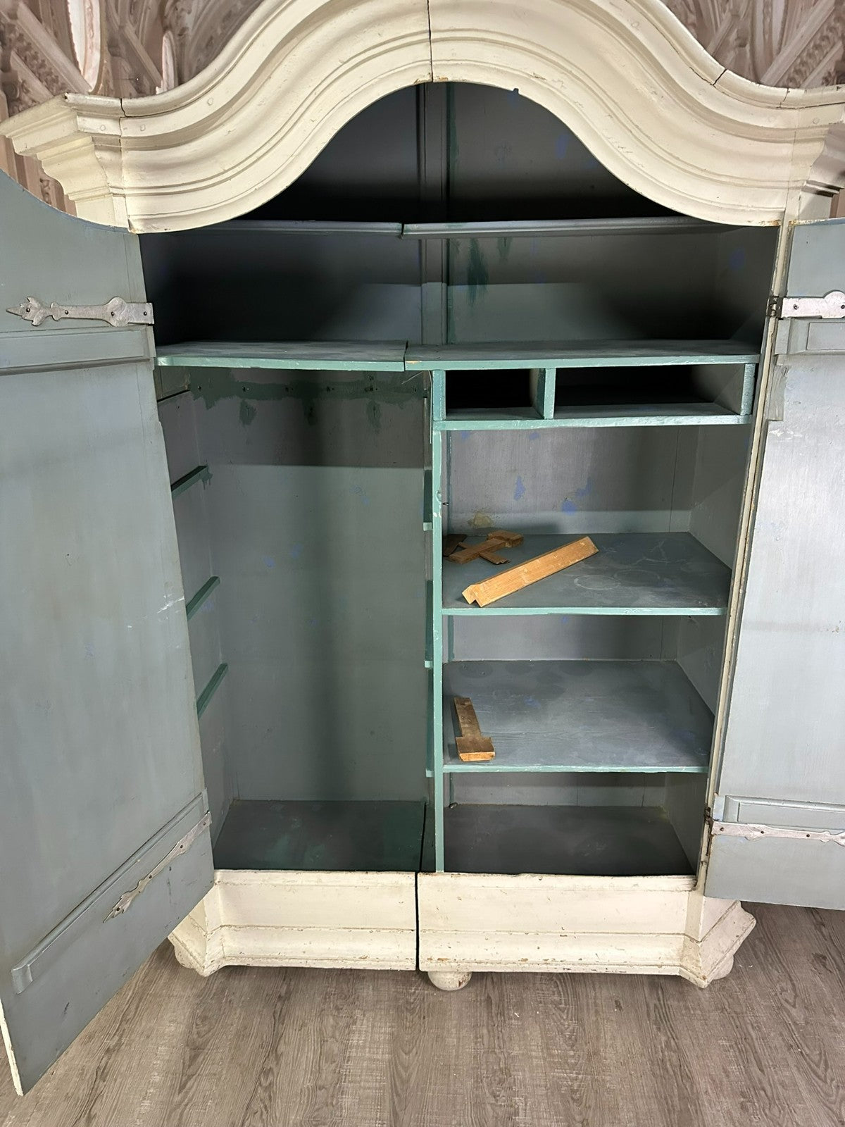Antiker Barockschrank 1760 Hallenschrank Weichholz neue Fassung Barock Schrank