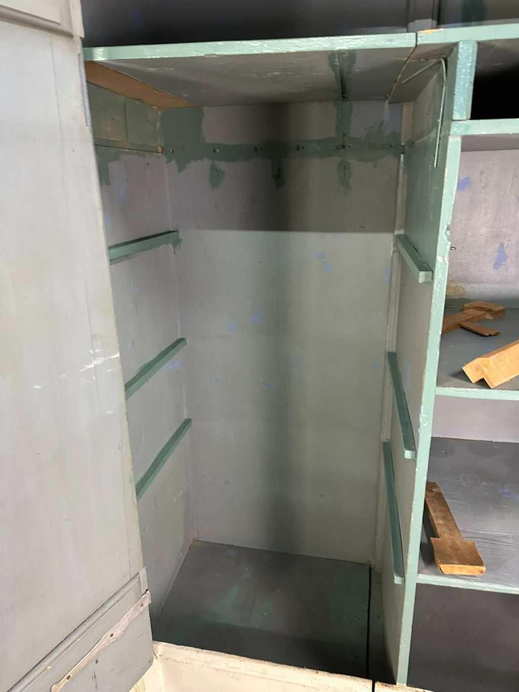 Antiker Barockschrank 1760 Hallenschrank Weichholz neue Fassung Barock Schrank