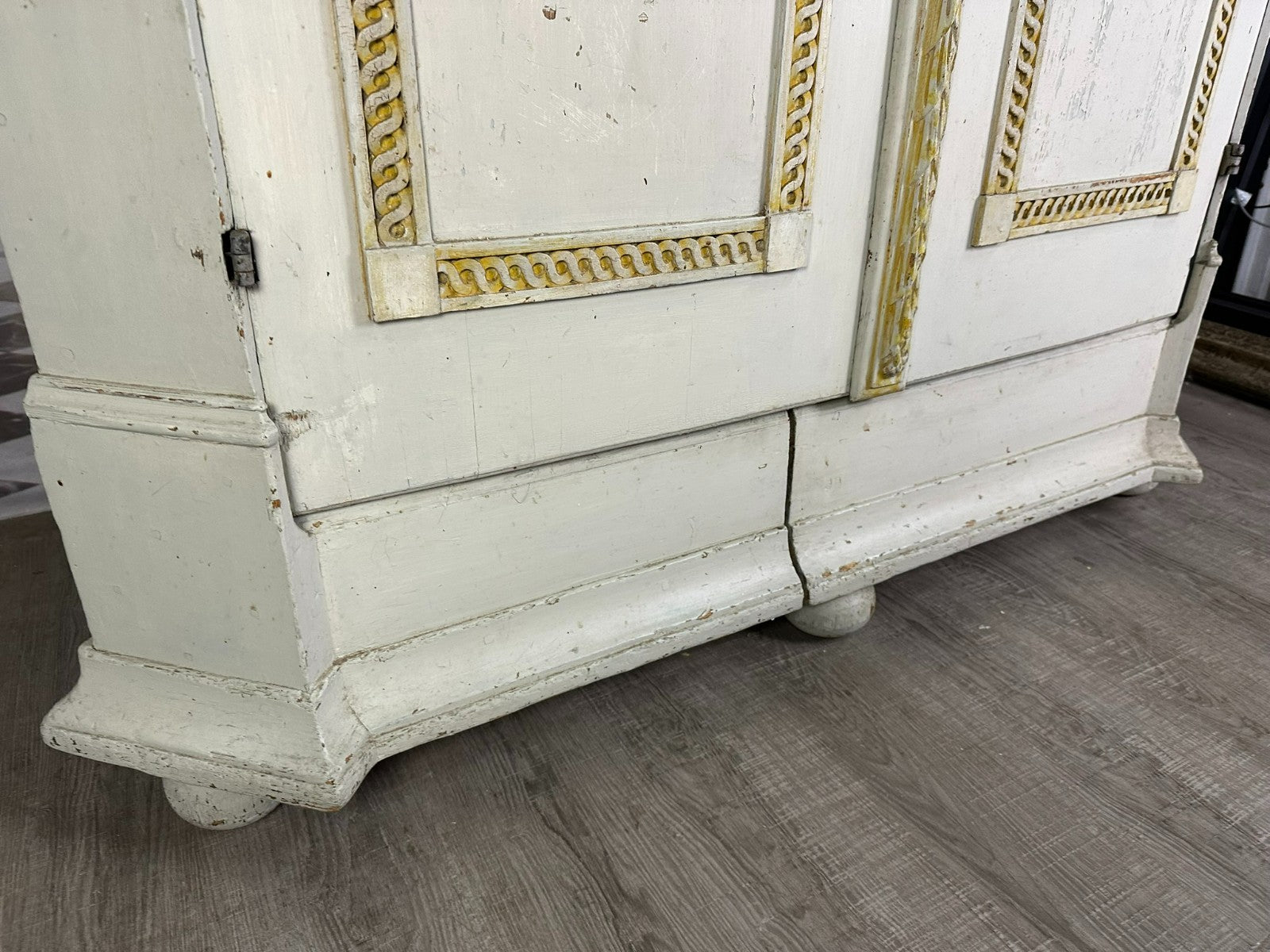 Antiker Barockschrank 1760 Hallenschrank Weichholz neue Fassung Barock Schrank