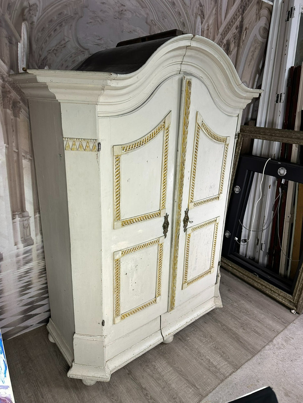 Antiker Barockschrank 1760 Hallenschrank Weichholz neue Fassung Barock Schrank