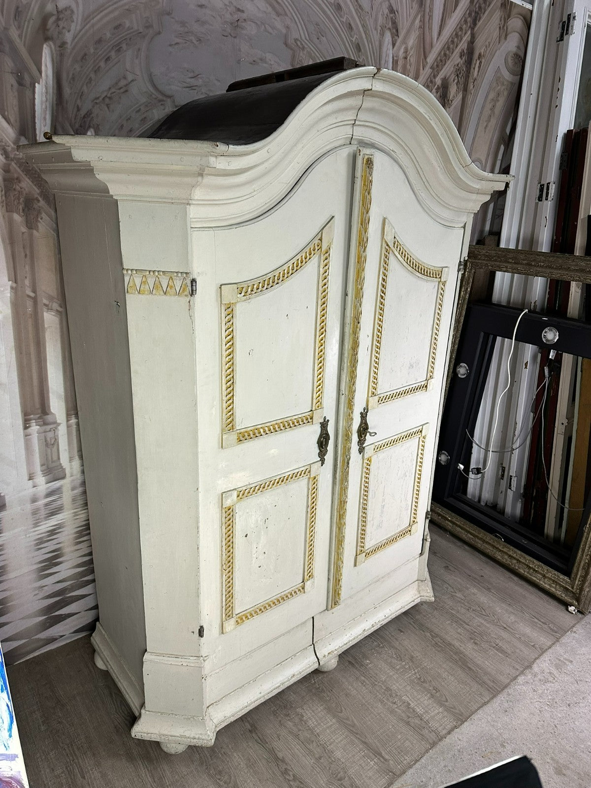 Antiker Barockschrank 1760 Hallenschrank Weichholz neue Fassung Barock Schrank