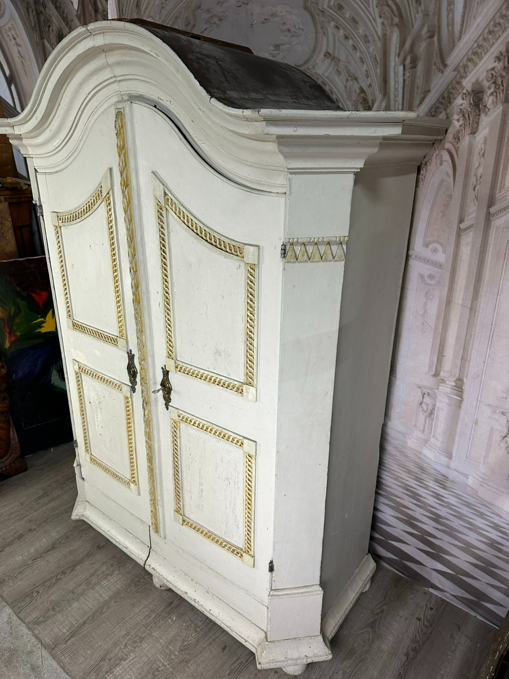 Antiker Barockschrank 1760 Hallenschrank Weichholz neue Fassung Barock Schrank