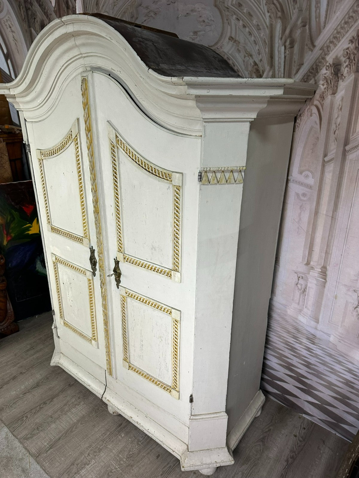 Antiker Barockschrank 1760 Hallenschrank Weichholz neue Fassung Barock Schrank