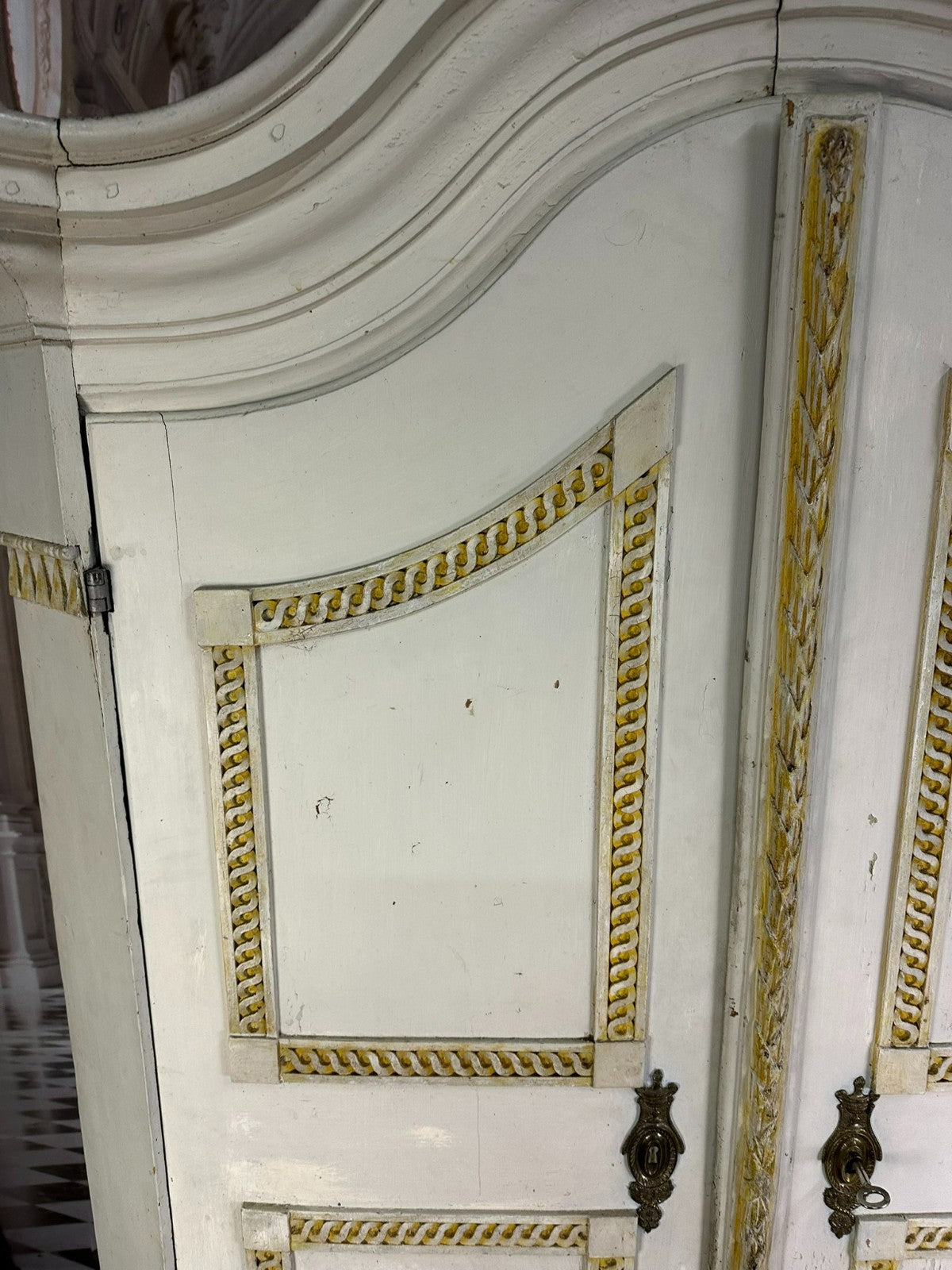 Antiker Barockschrank 1760 Hallenschrank Weichholz neue Fassung Barock Schrank