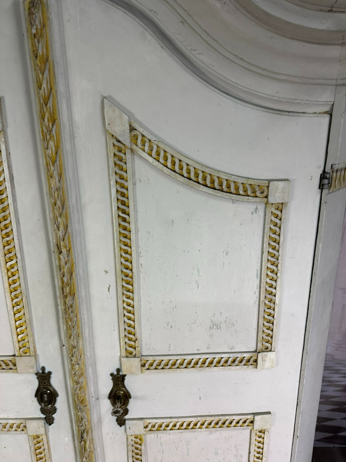 Antiker Barockschrank 1760 Hallenschrank Weichholz neue Fassung Barock Schrank