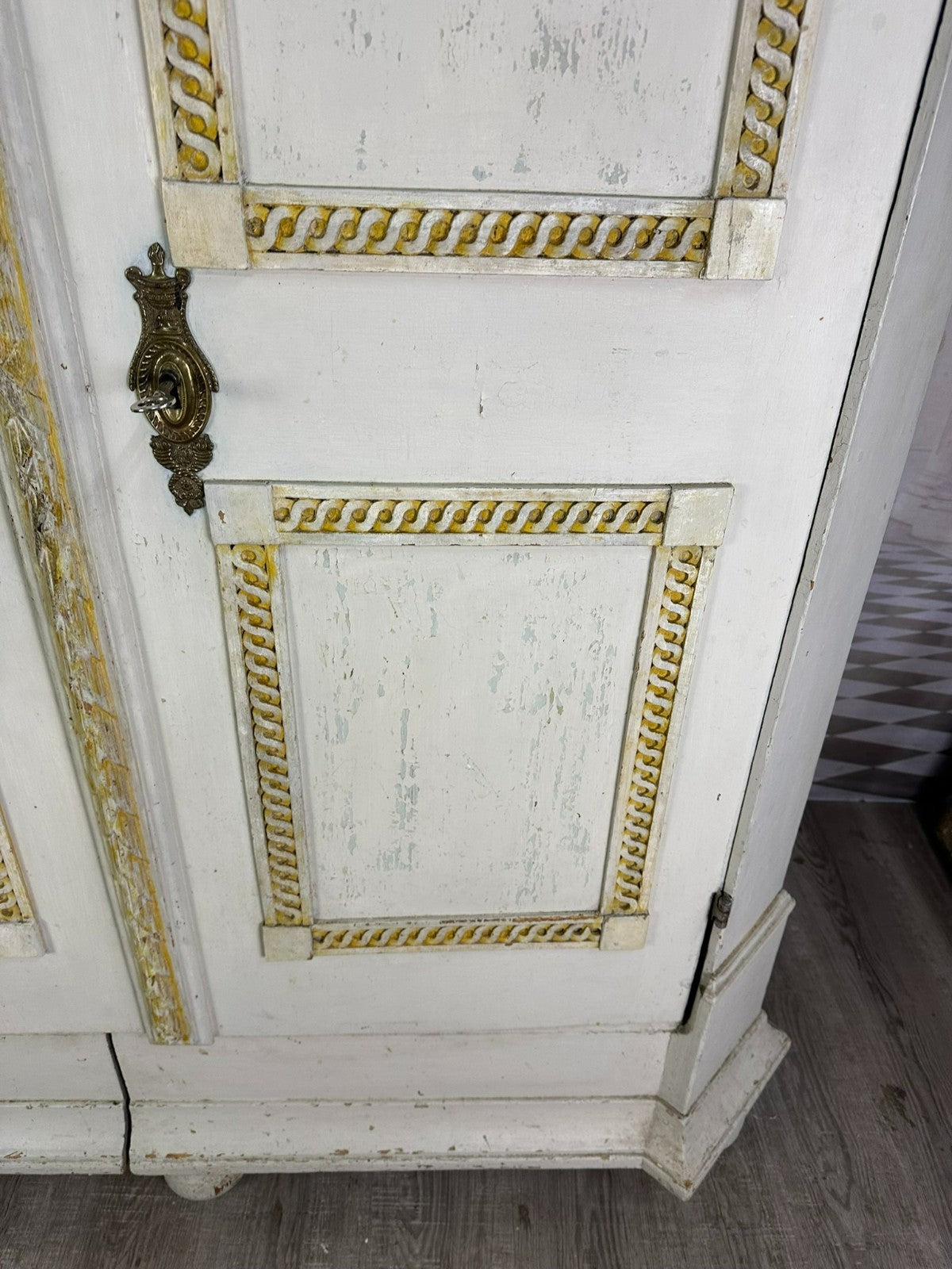 Antiker Barockschrank 1760 Hallenschrank Weichholz neue Fassung Barock Schrank
