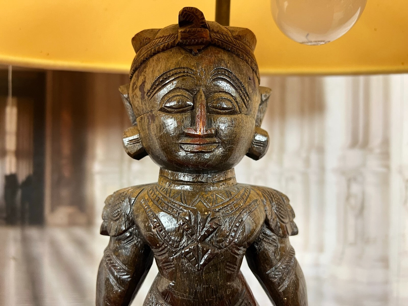 Paar Tischlampen Asia Figuren Skulpturen Holz handgeschnitzt
