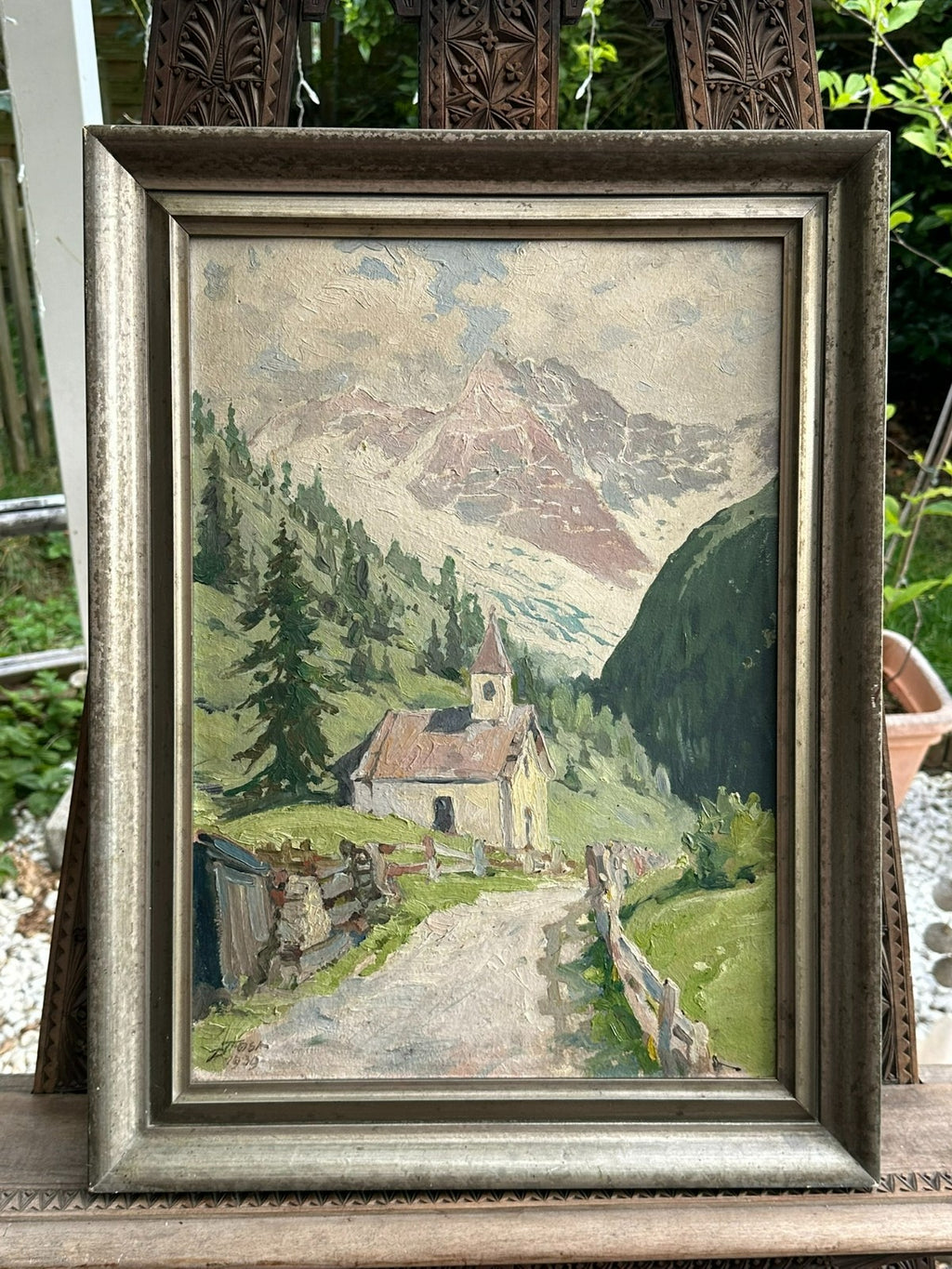 Antikes Ölgemälde von 1939 Kapelle am Wanderweg im Gebirge signiert