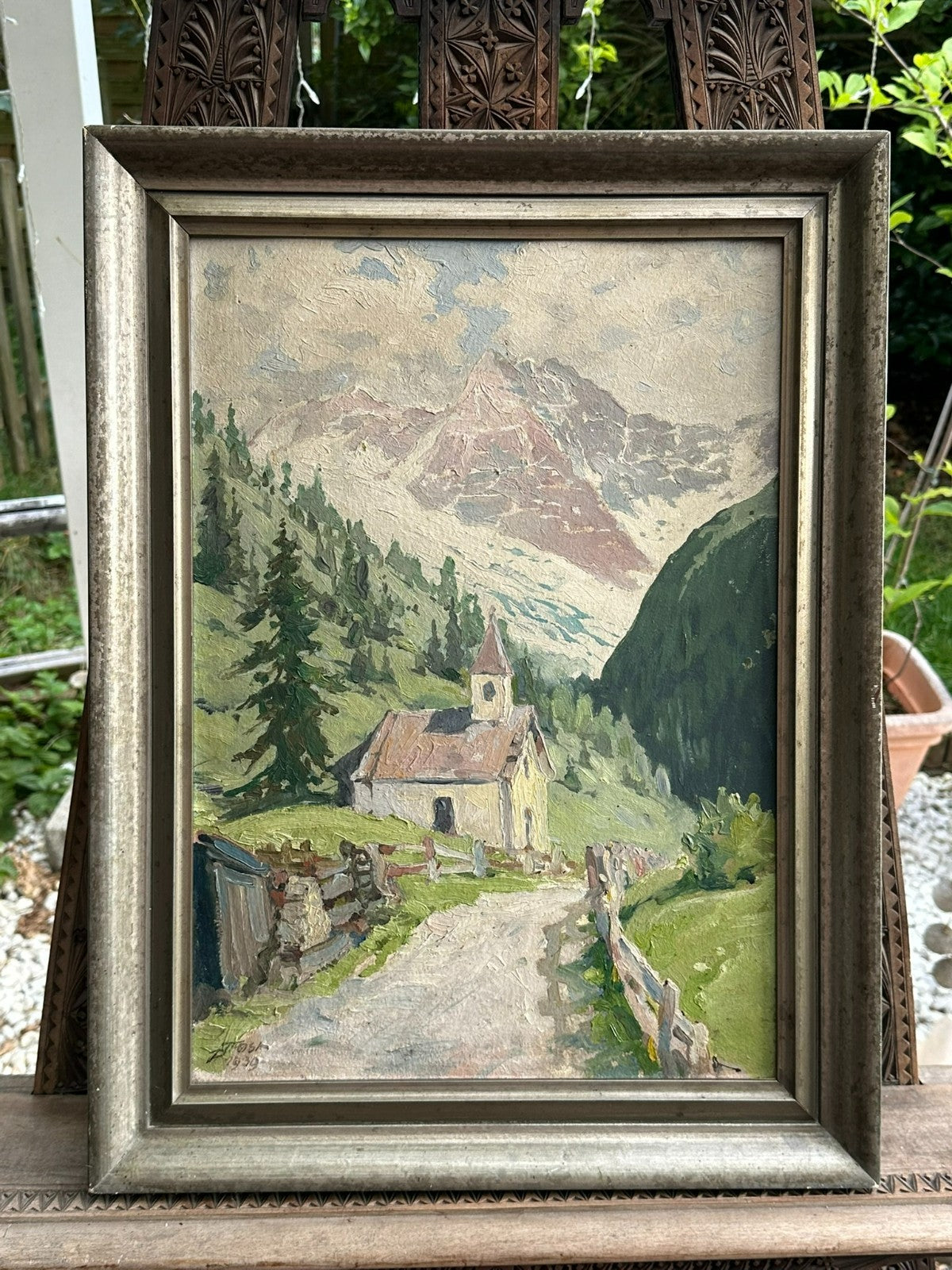 Antikes Ölgemälde von 1939 Kapelle am Wanderweg im Gebirge signiert