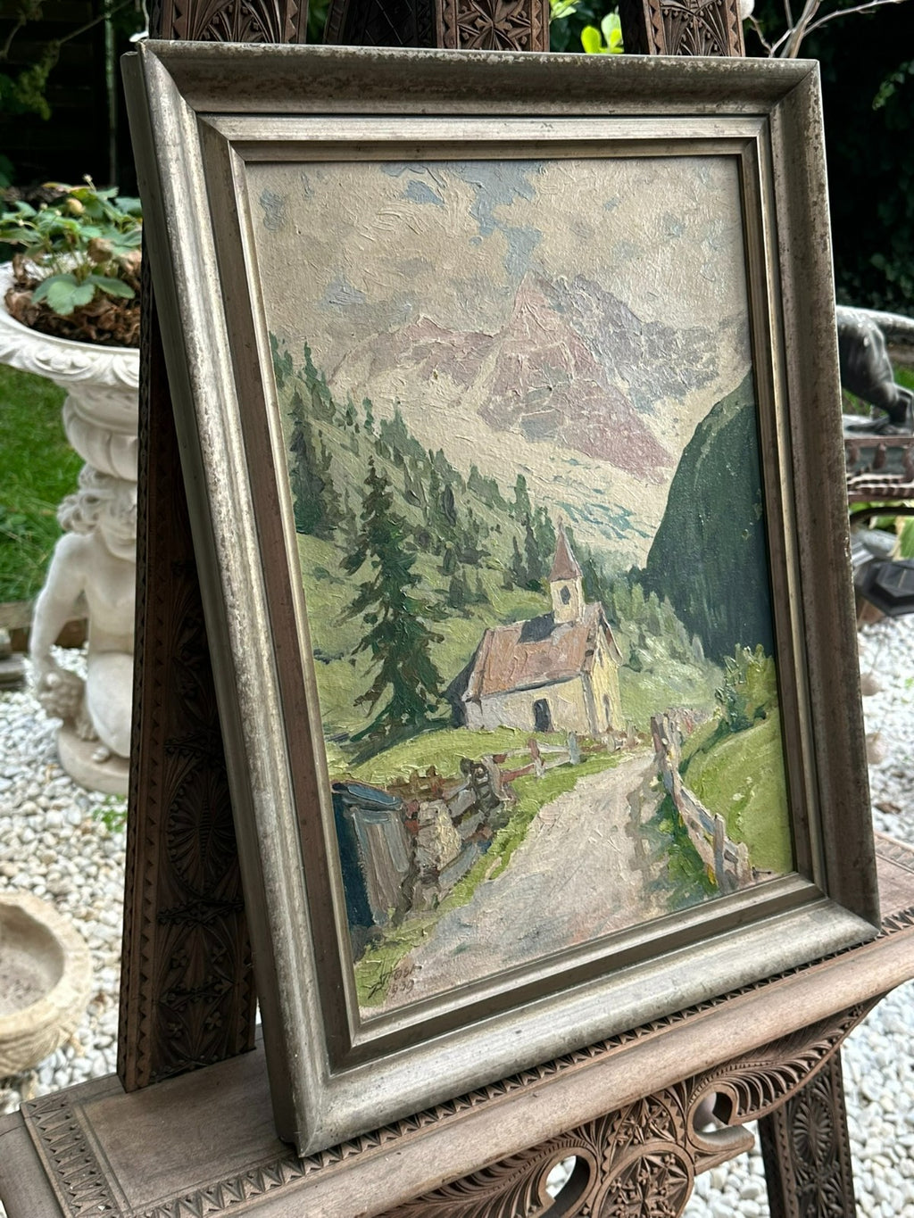 Antikes Ölgemälde von 1939 Kapelle am Wanderweg im Gebirge signiert