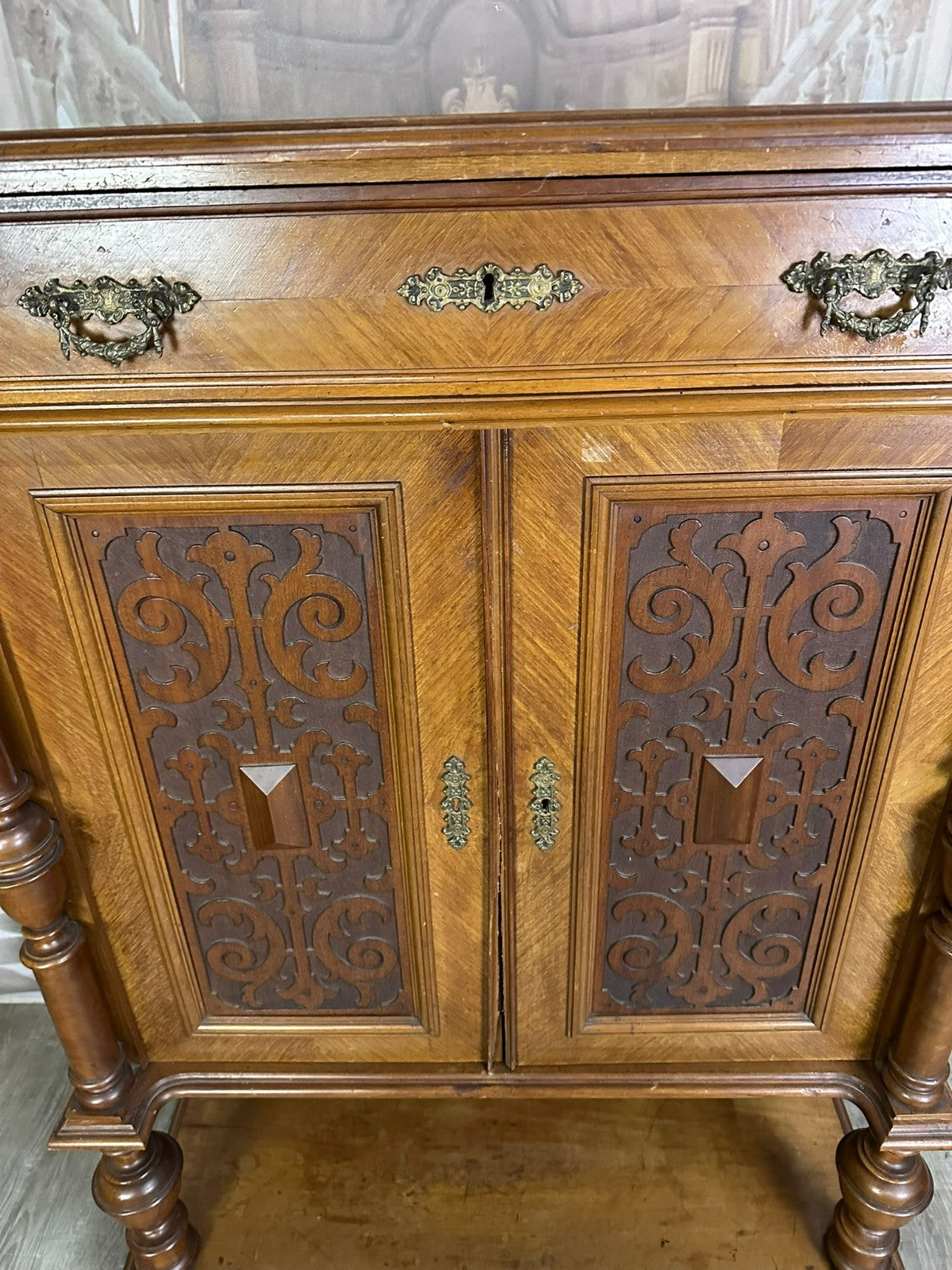 Antikes Vertiko um 1880 Übergang Gründerzeit / Jugendstil Nussbaum