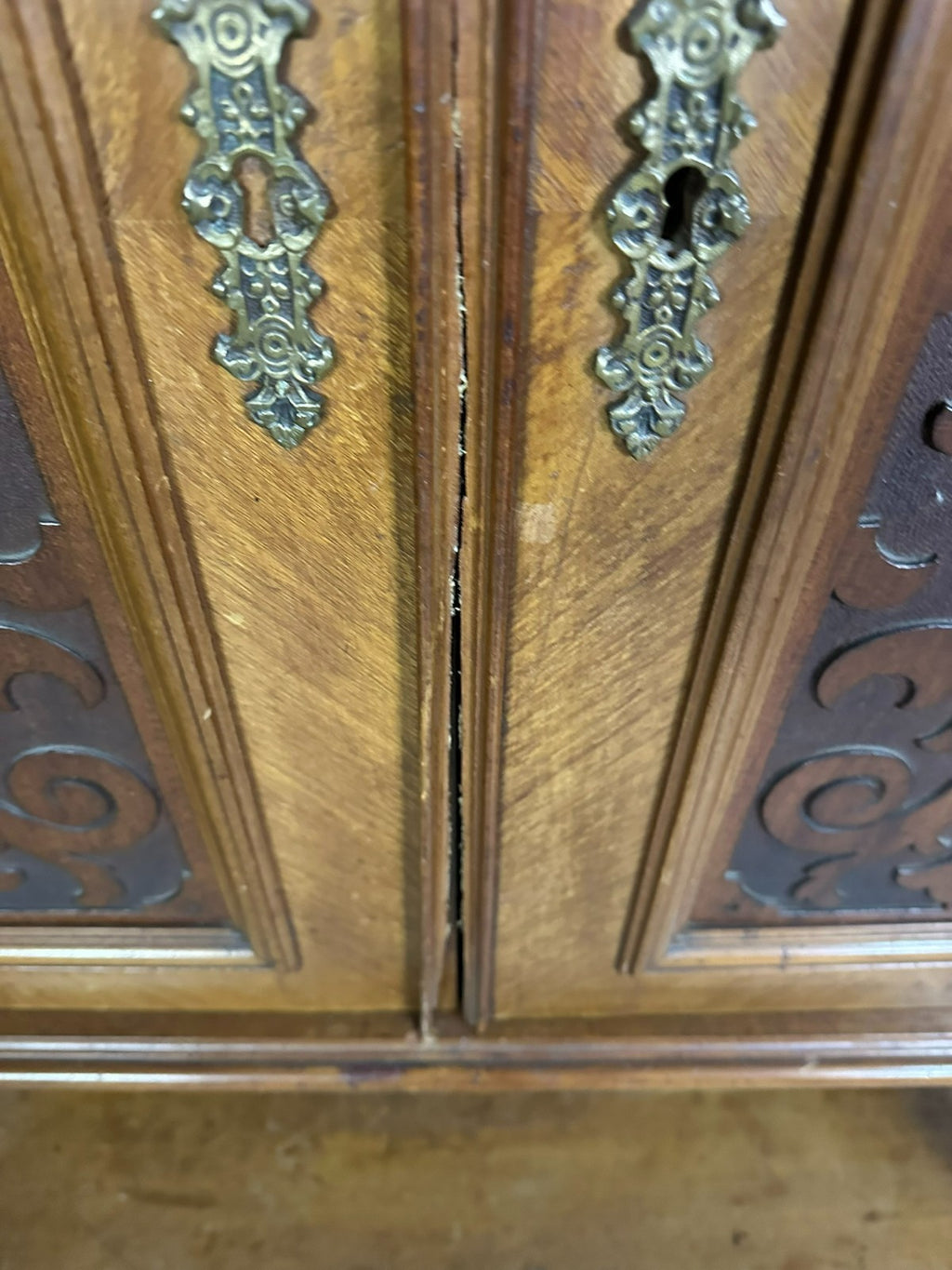 Antikes Vertiko um 1880 Übergang Gründerzeit / Jugendstil Nussbaum