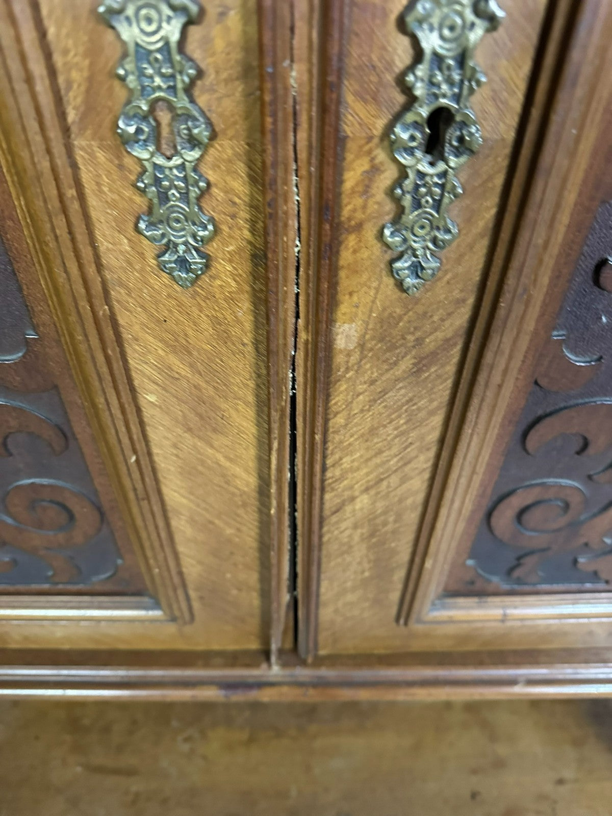 Antikes Vertiko um 1880 Übergang Gründerzeit / Jugendstil Nussbaum