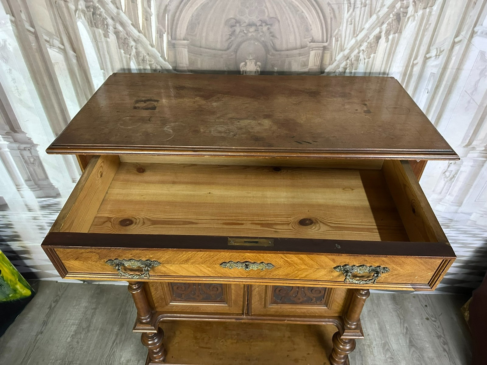 Antikes Vertiko um 1880 Übergang Gründerzeit / Jugendstil Nussbaum