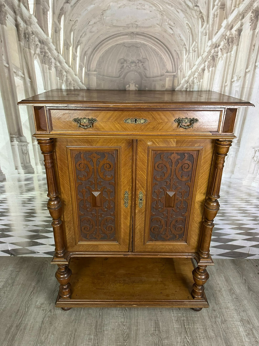 ANTIKES VERTIKO UM 1880 ÜBERGANG GRÜNDERZEIT / JUGENDSTIL NUSSBAUM