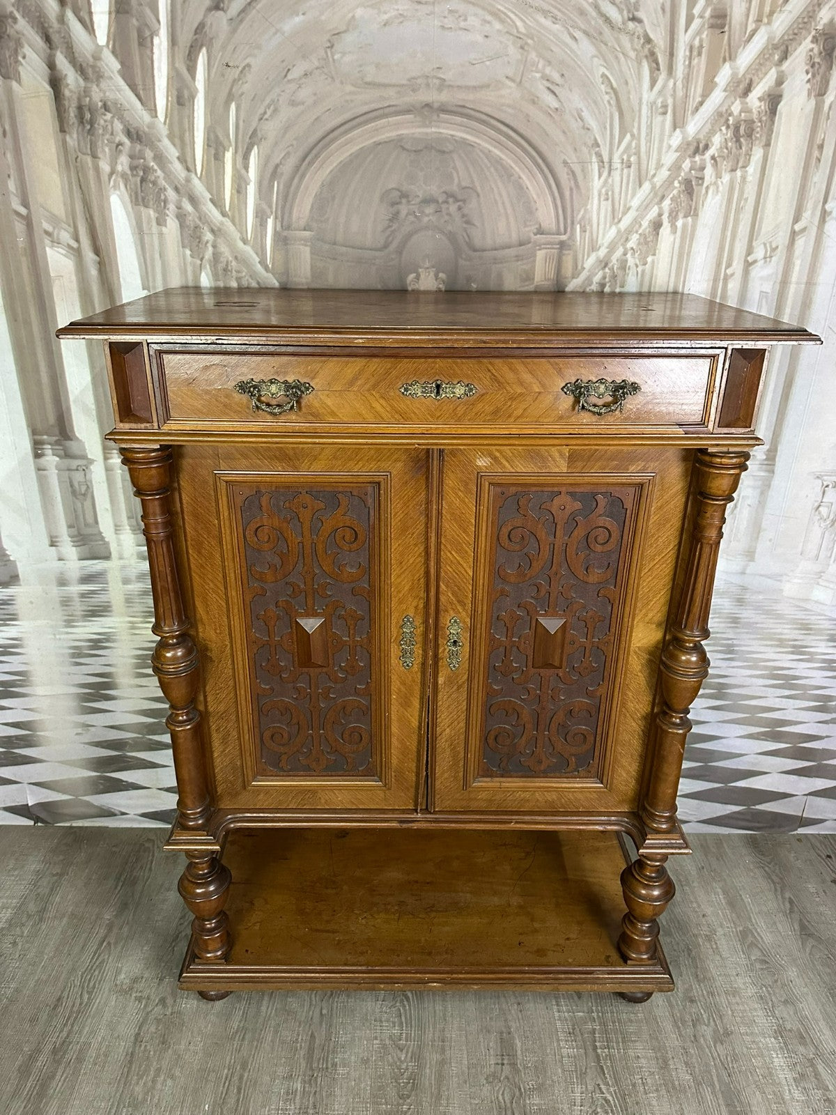 ANTIKES VERTIKO UM 1880 ÜBERGANG GRÜNDERZEIT / JUGENDSTIL NUSSBAUM