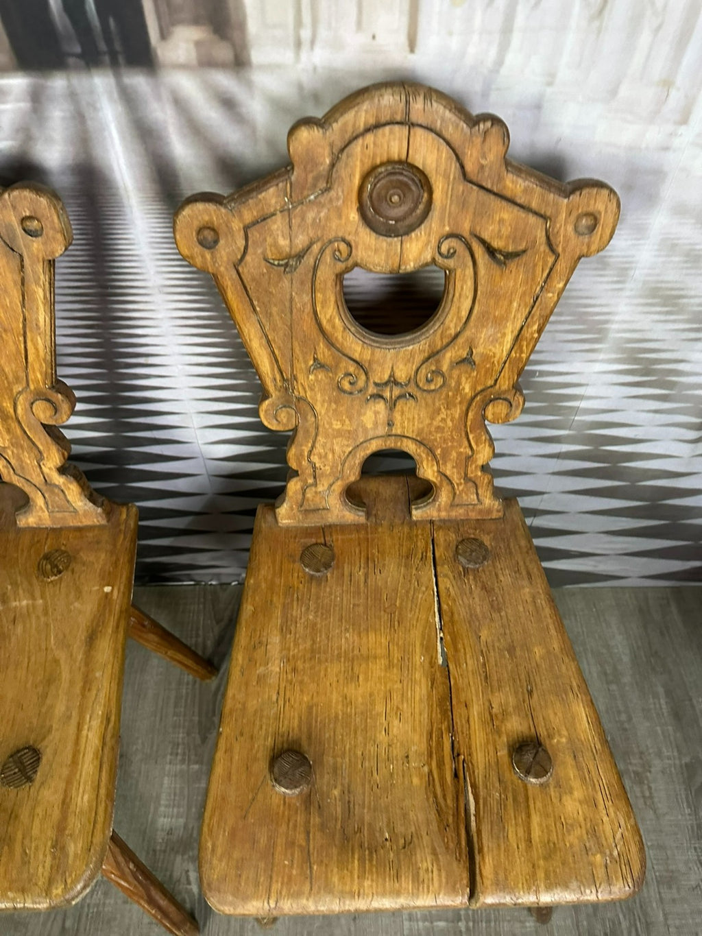 Fünf antike Brettstühle 5x antiker Stuhl Brettstuhl Holz massiv Weichholz