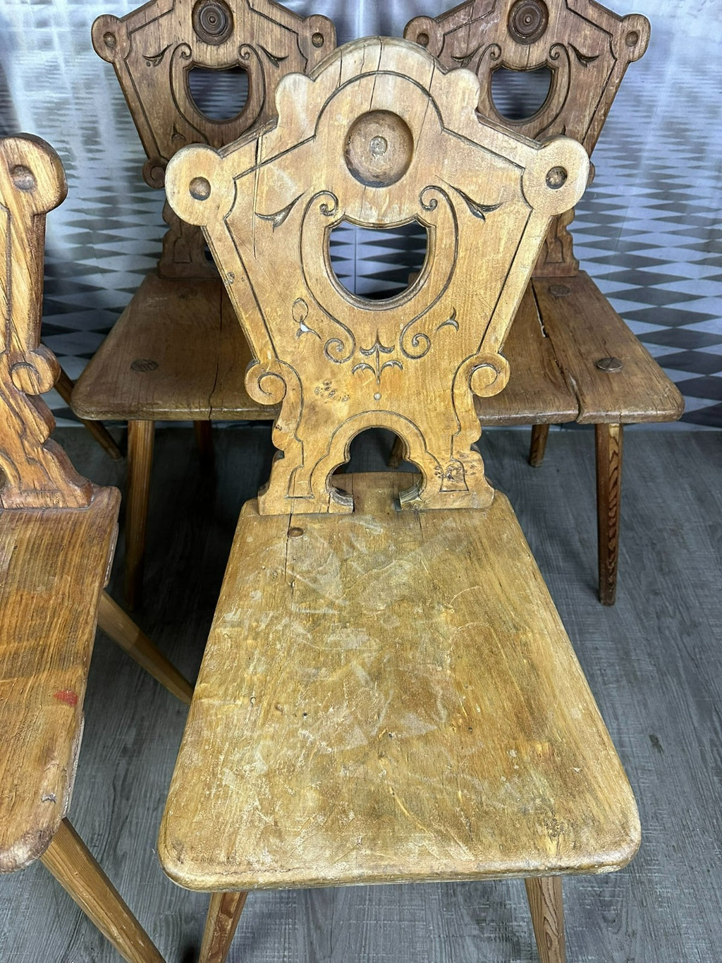 Fünf antike Brettstühle 5x antiker Stuhl Brettstuhl Holz massiv Weichholz