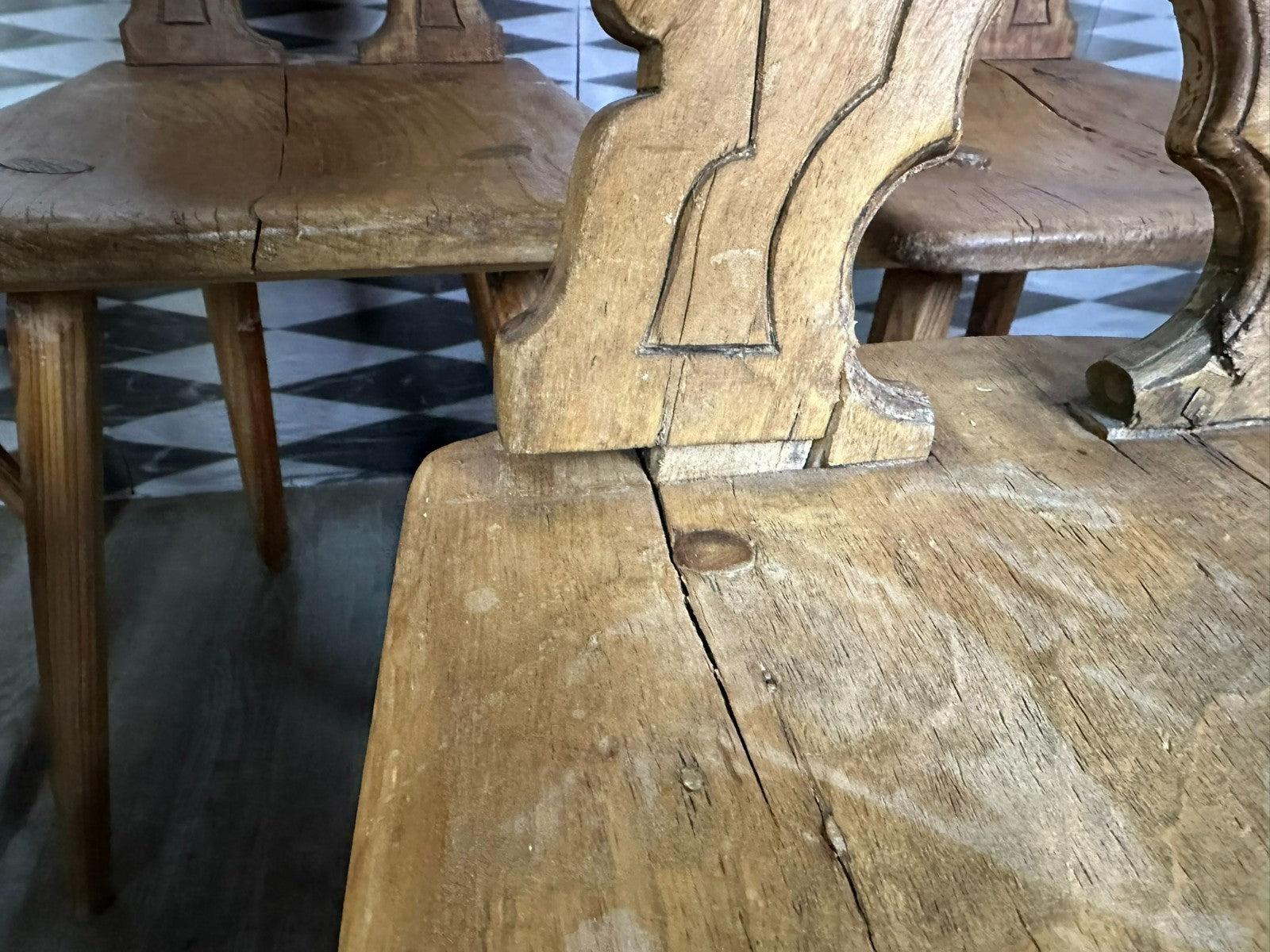 Fünf antike Brettstühle 5x antiker Stuhl Brettstuhl Holz massiv Weichholz