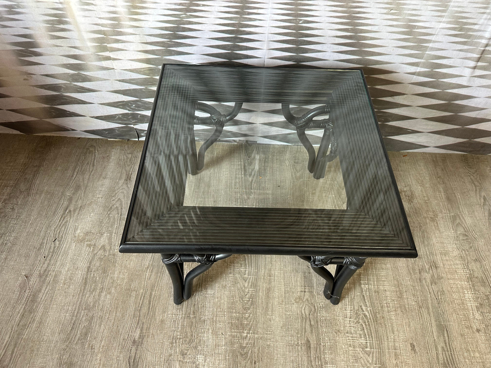 Vintage Beistelltisch Holz und Geflecht schwarz gefasst mit Glasplatte