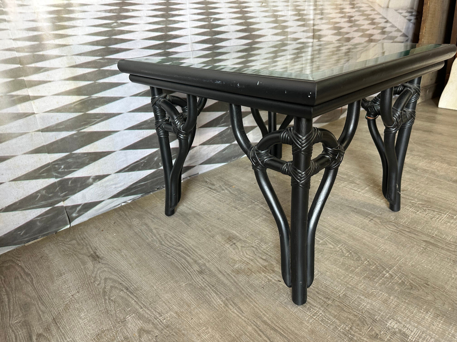 Vintage Beistelltisch Holz und Geflecht schwarz gefasst mit Glasplatte