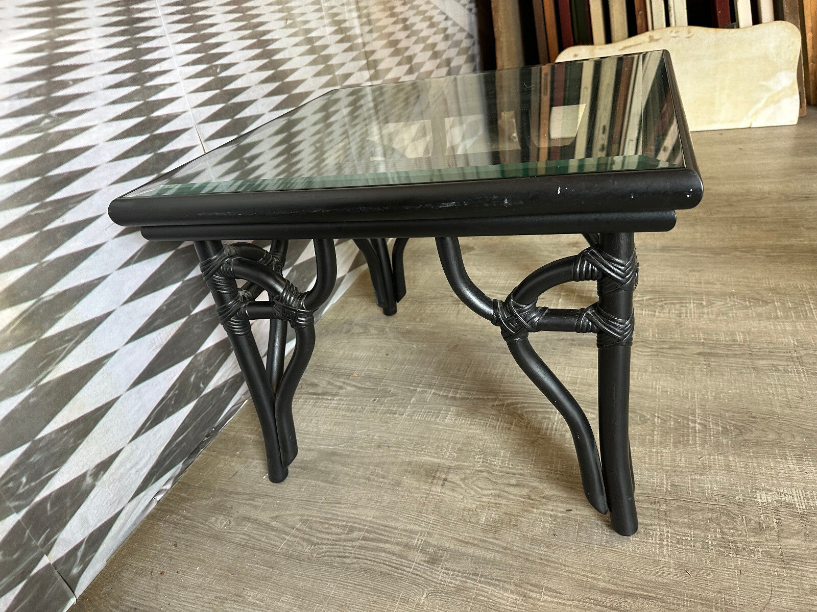 Vintage Beistelltisch Holz und Geflecht schwarz gefasst mit Glasplatte