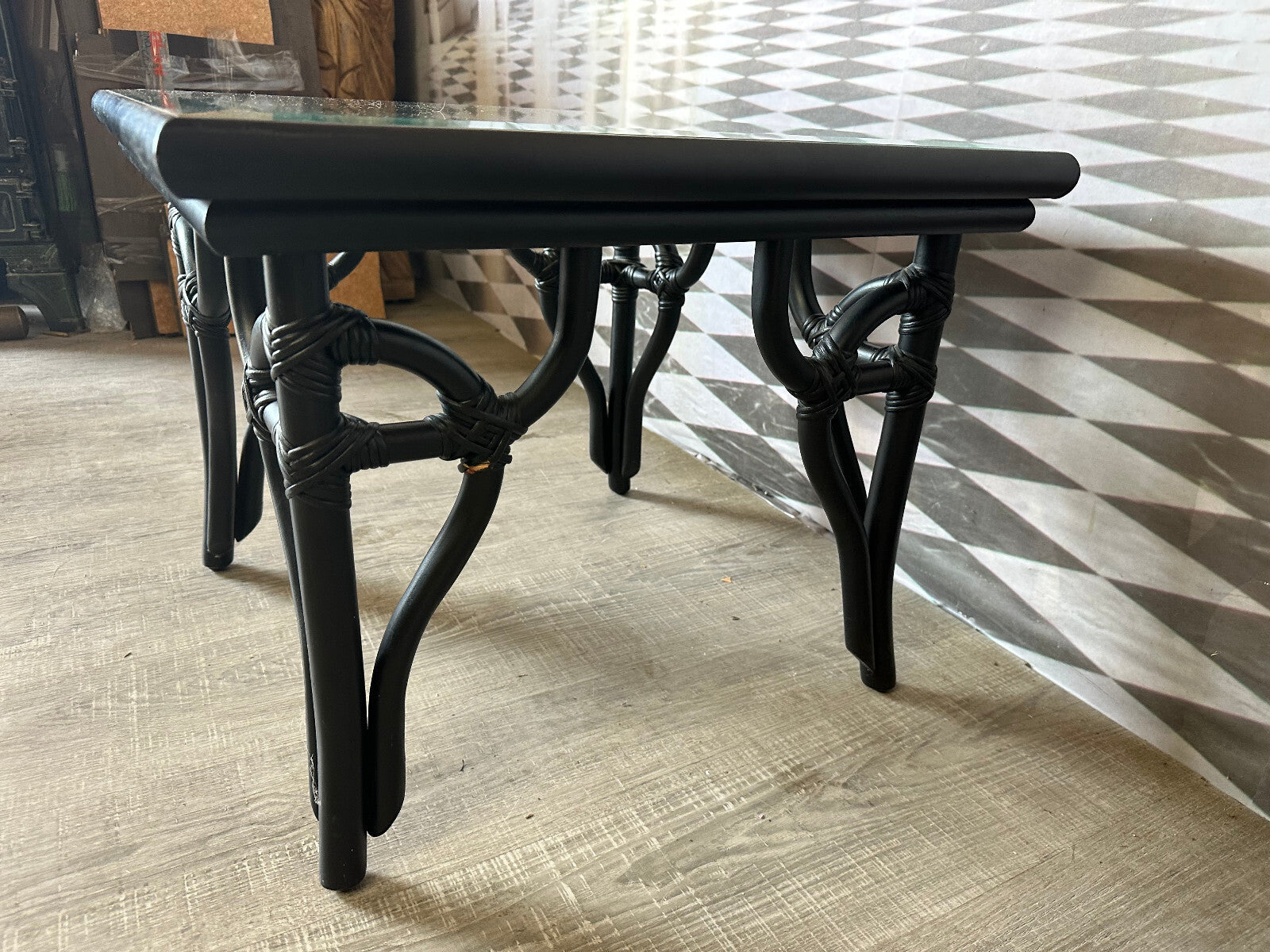 Vintage Beistelltisch Holz und Geflecht schwarz gefasst mit Glasplatte